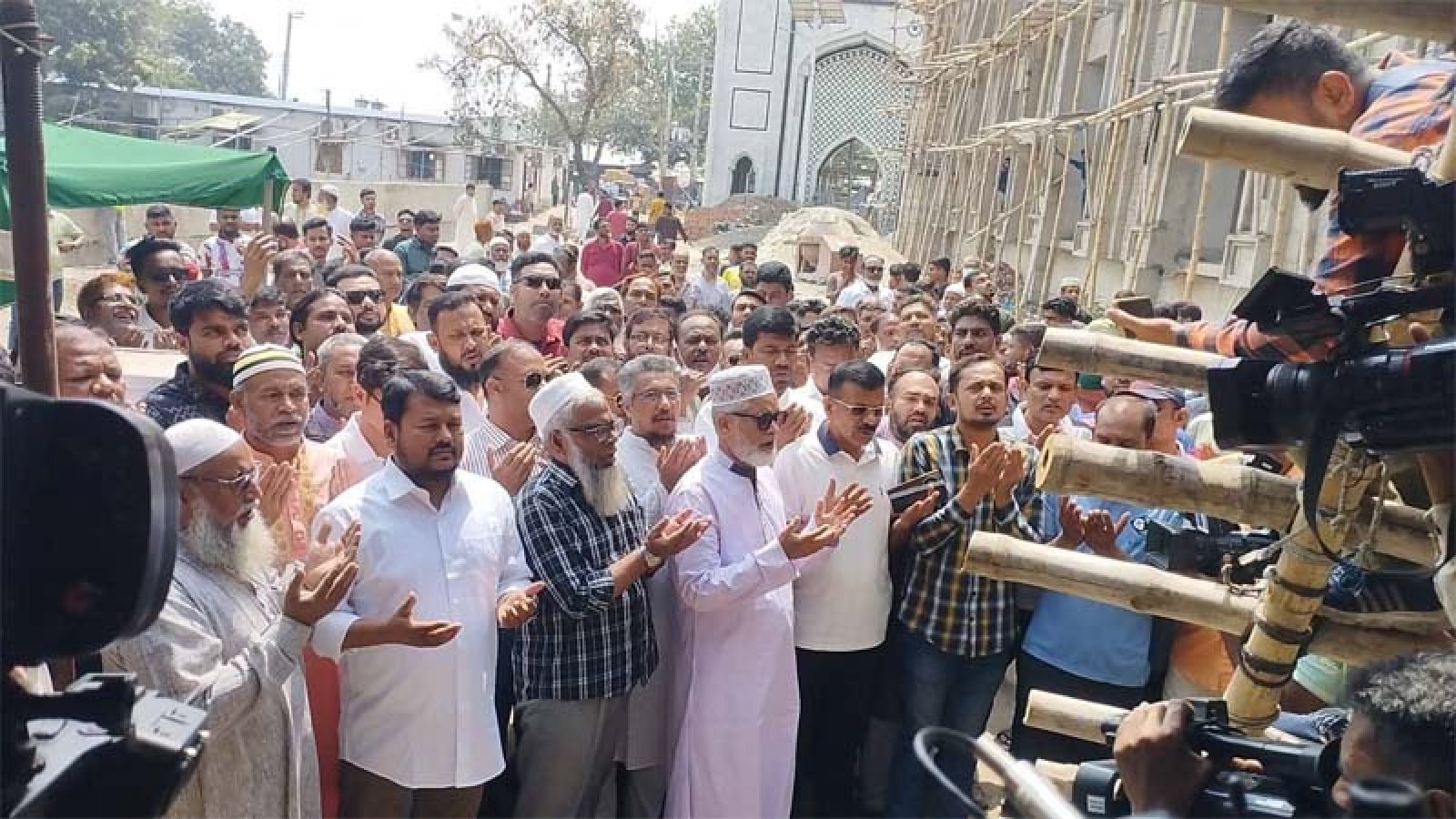 নবনিযুক্ত রাসিক প্রশাসক ও জেলা প্রশাসকের শাহ মখদুম (রহ.) মাজার জিয়ারত