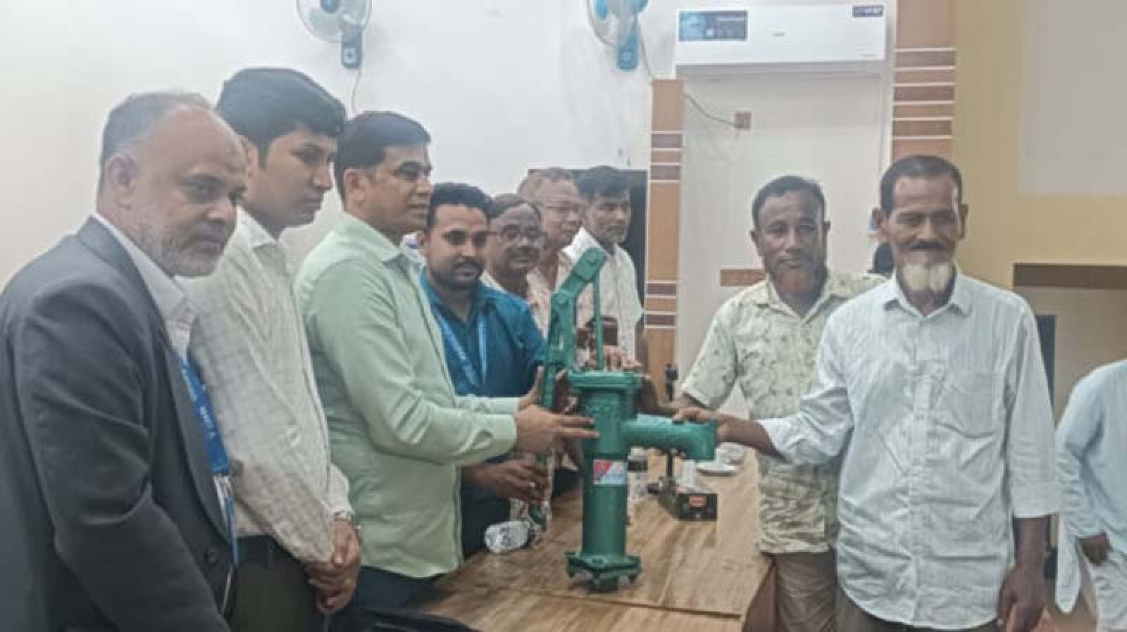 বোদায় মাস্তুল ফাউন্ডেশনের টিউবওয়েল ও সেলাই মেশিন বিতরণ