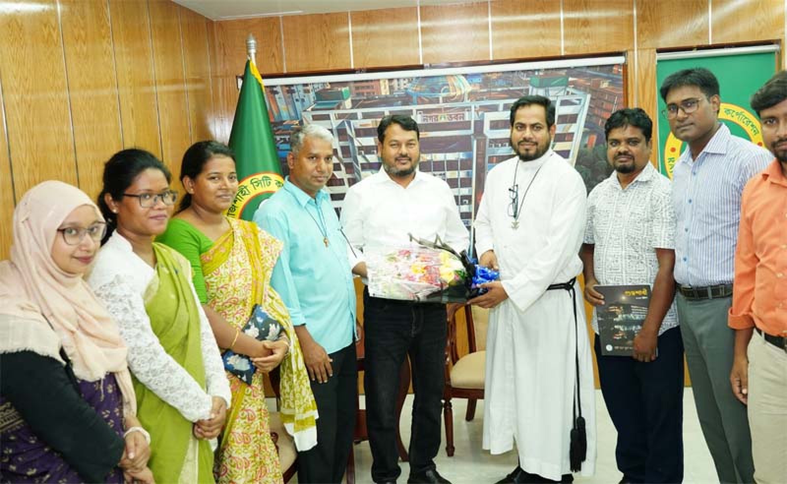 রাসিক প্রশাসকের সঙ্গে হলিক্রস স্কুল এন্ড কলেজের অধ্যক্ষের সৌজন্য সাক্ষাৎ