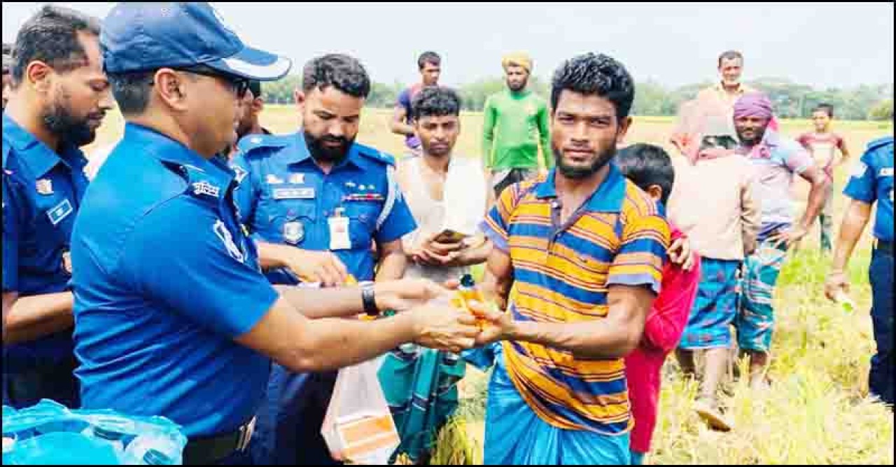 পানি-স্যালাইন-জুস নিয়ে ফসলের মাঠে পুলিশ