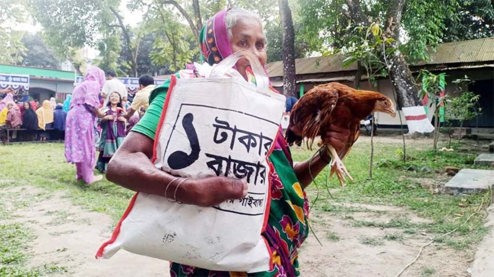 এক টাকার ঈদ বাজার পেয়ে খুশি ২৫০ অসচ্ছল পরিবার