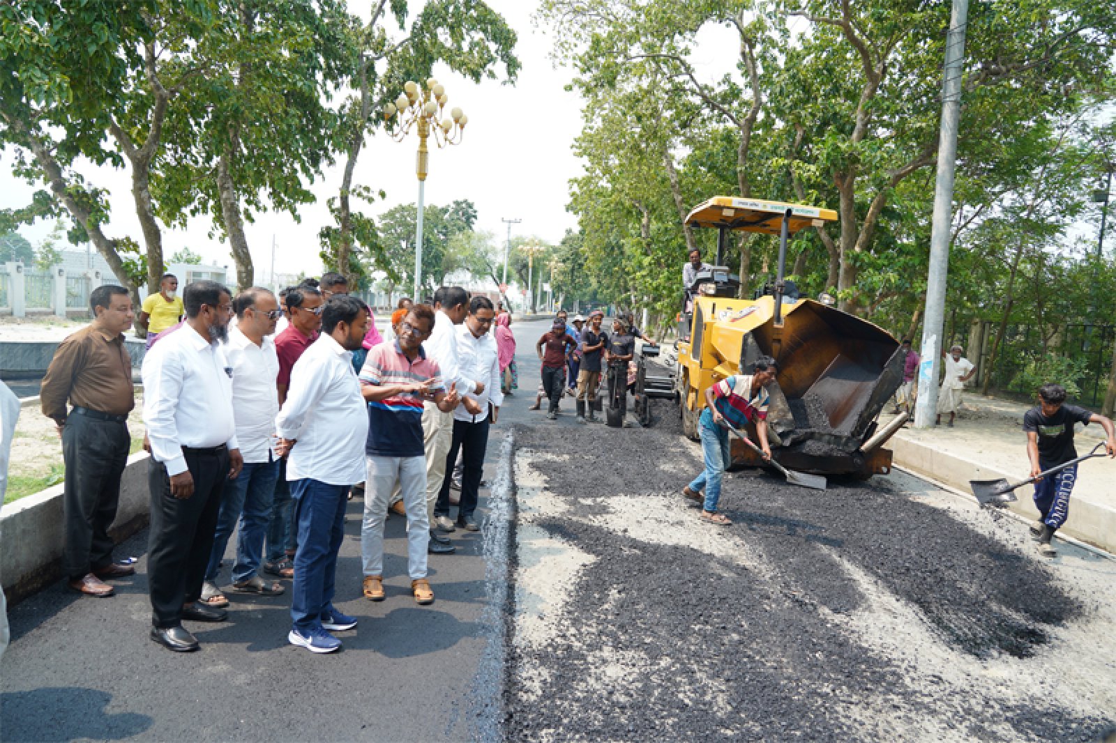 রাসিক প্রশাসকের আইবাঁধ সড়কের কার্পেটিং কাজ পরিদর্শন