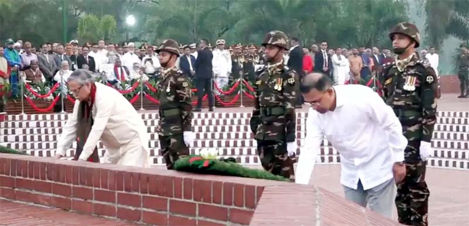 জাতীয় স্মৃতিসৌধে রাষ্ট্রপতি ও প্রধানমন্ত্রীর শ্রদ্ধা