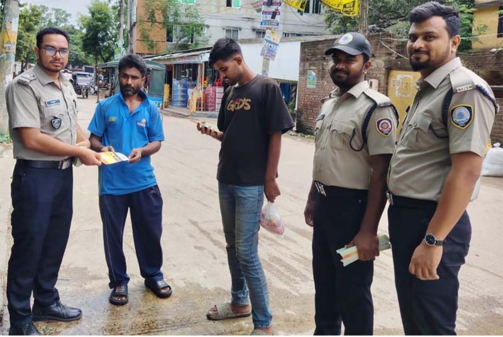চাঁপাইনবাবগঞ্জে ডিএনসির  মাদকবিরোধী সচেতনতামূলক লিফলেট বিতরণ