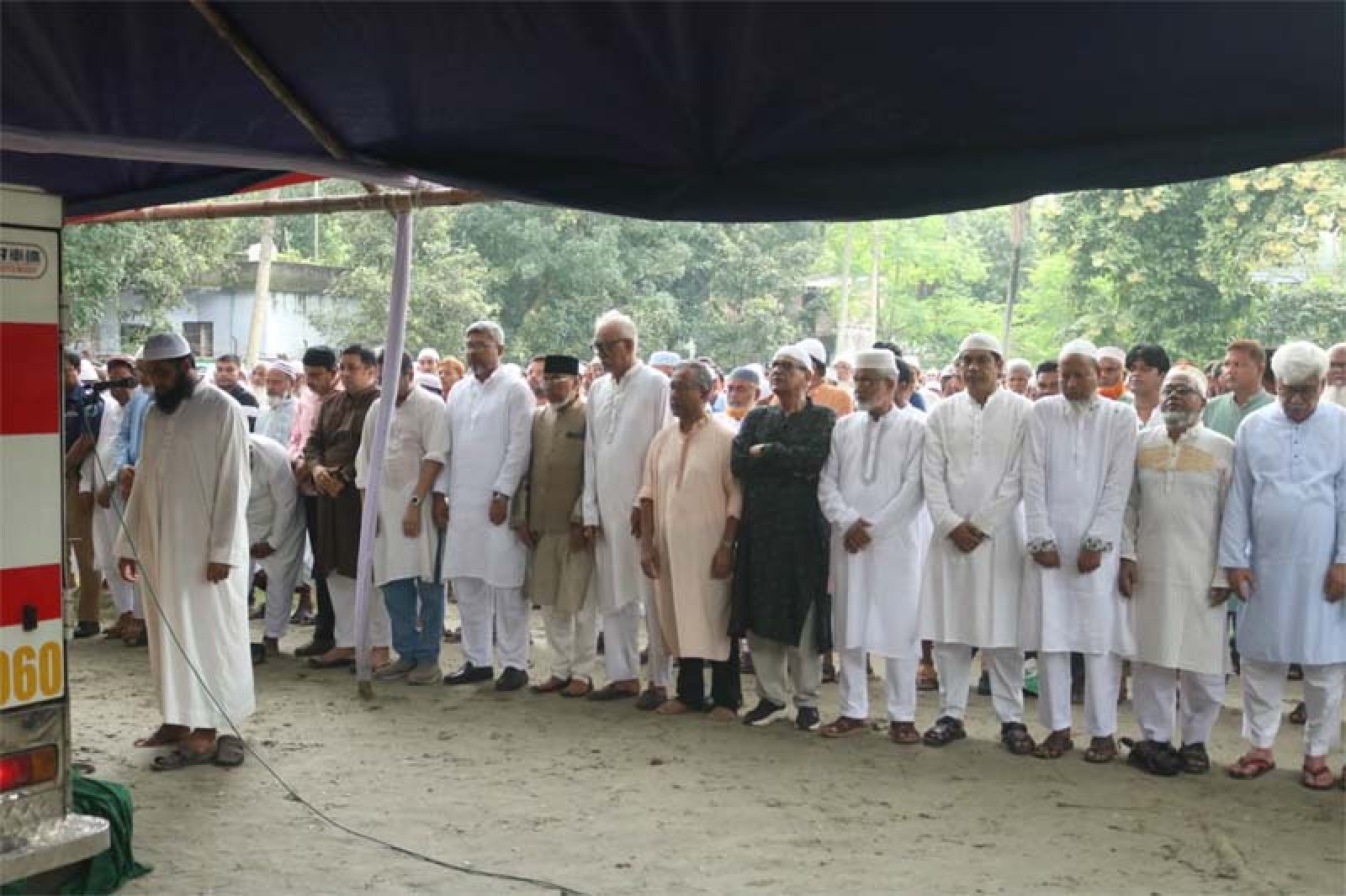 রাষ্ট্রীয় মর্যাদায় পিতামাতার পাশে চিরনিদ্রায় সাবেক আইজিপি ড. এম এনামুল হক