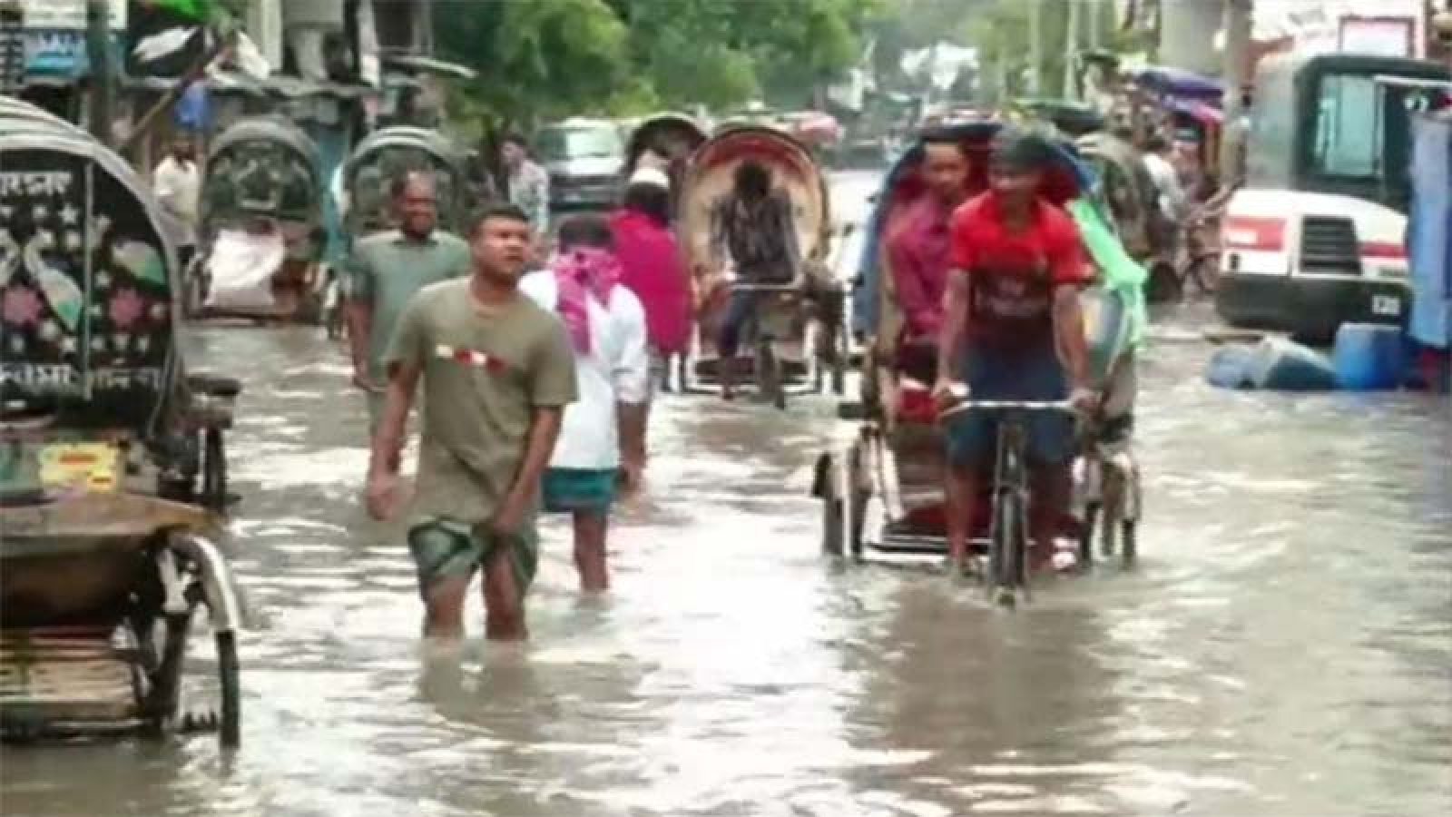 চট্টগ্রাম আধা ঘণ্টার বৃষ্টিতেই ডুবল ,  নগরবাসী চরম ভোগান্তিতে