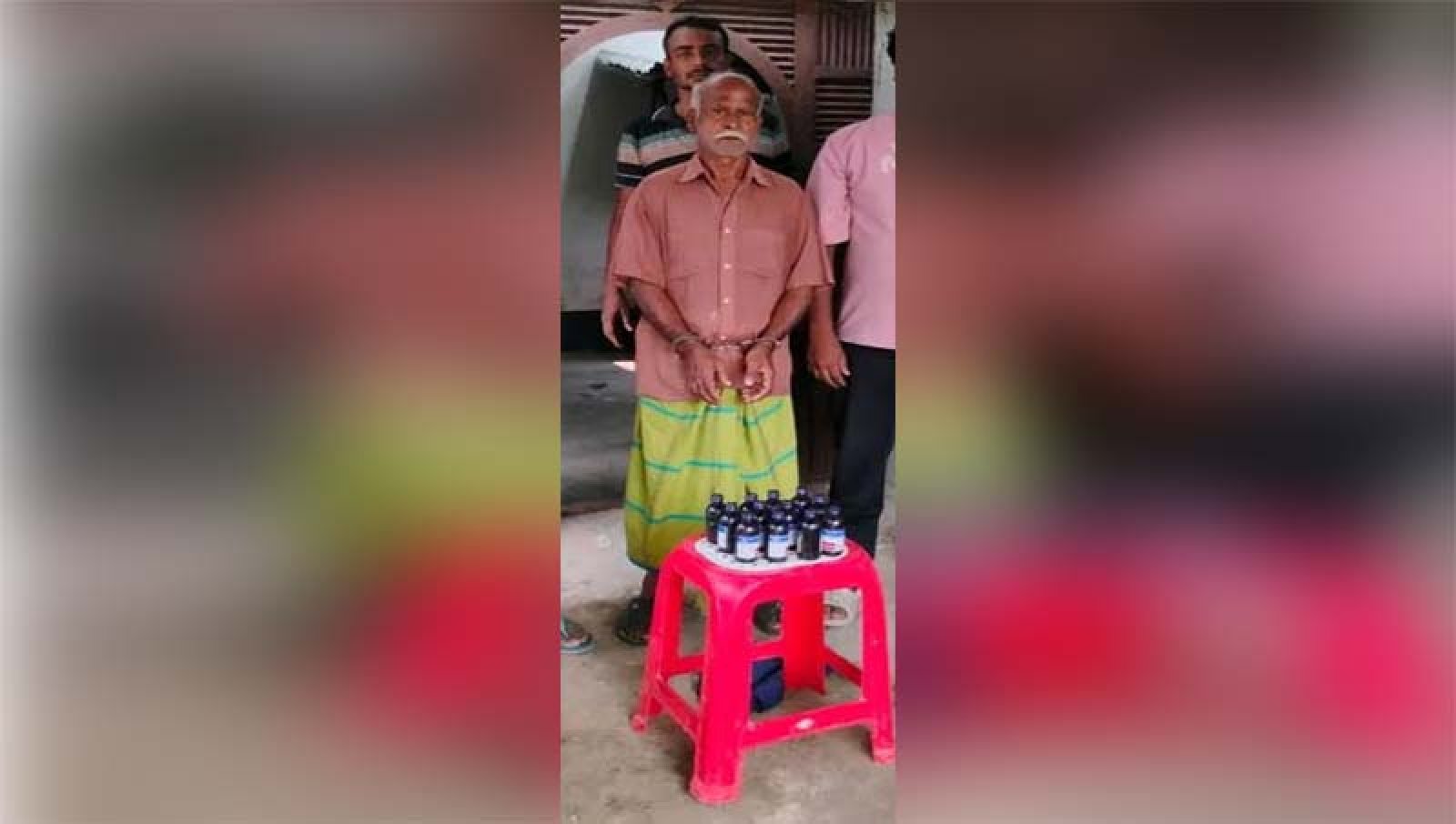 নিয়ামতপুরে ১২ বোতল 'স্ক্যাফ'সহ ১ মাদক কারবারি  গ্রেপ্তার