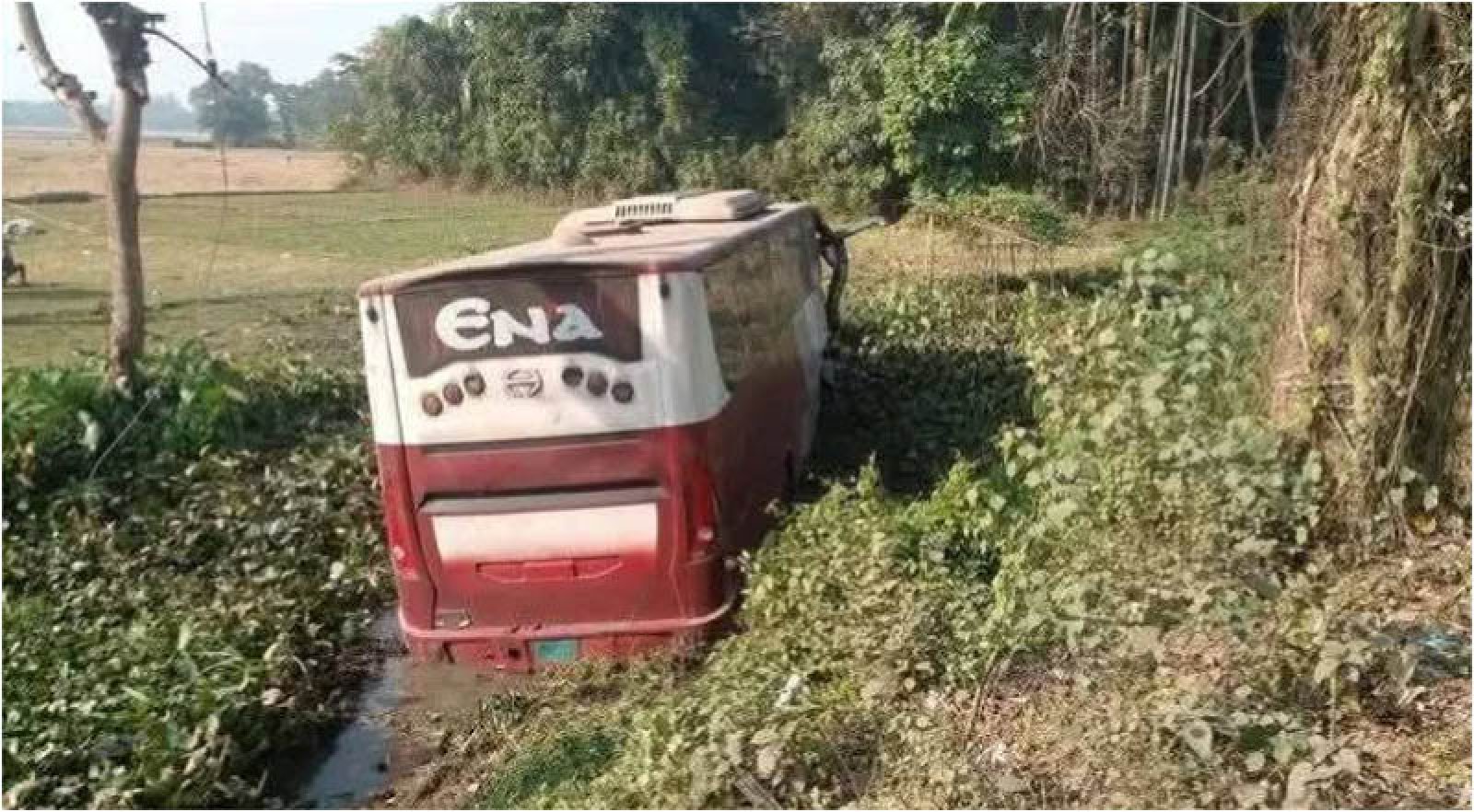 পিকআপভ্যানে ধাক্কায় বাস খাদে, নিহত ১