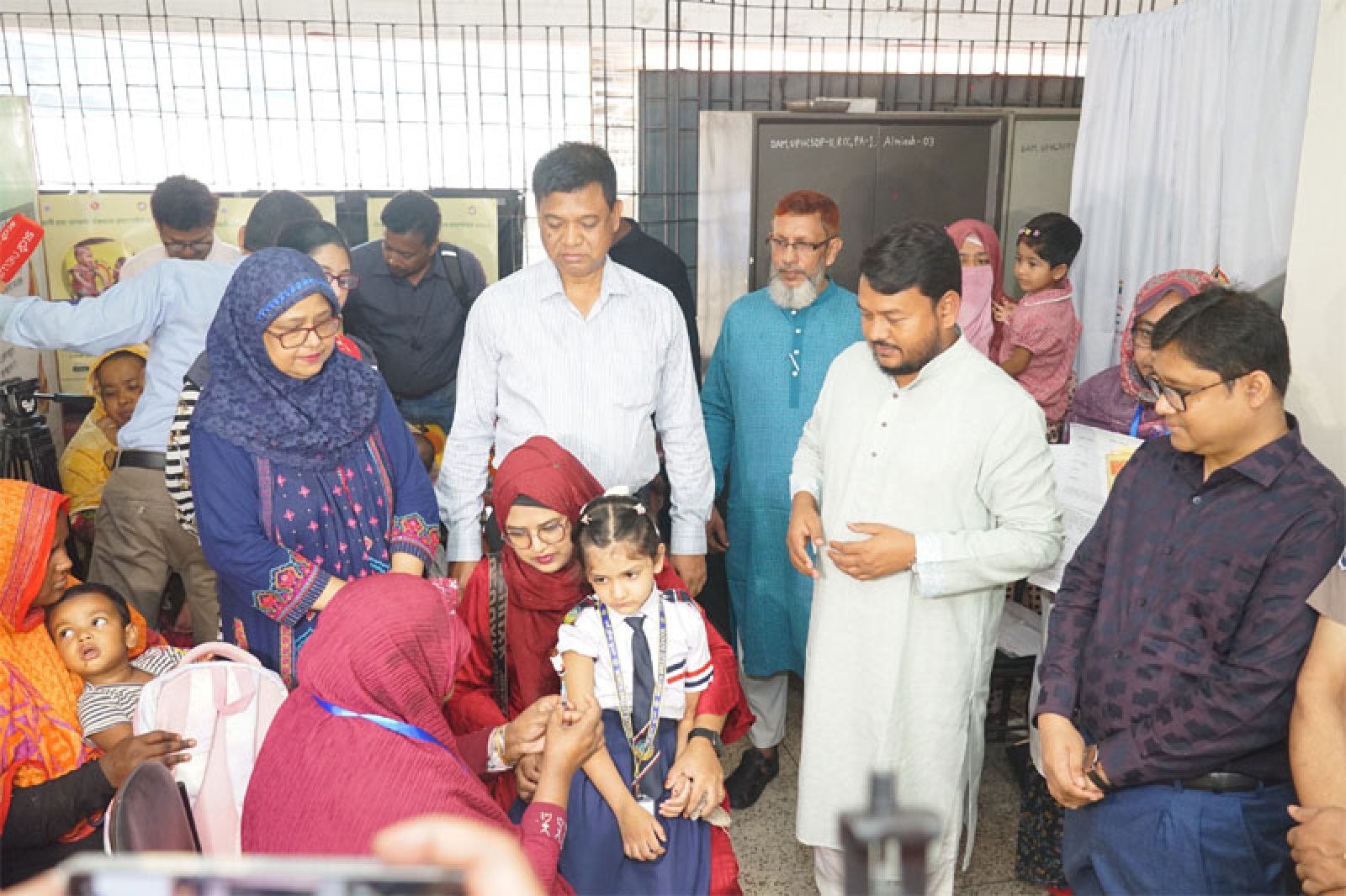 শিশুদের হাম-রুবেলা প্রতিরোধে রাসিকের ৪৩৮ কেন্দ্রে  টিকাদান ক্যাম্পেইন শুরু, উদ্বোধন করলেন রাসিক প্রশাসক