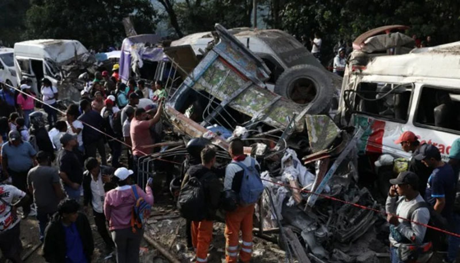 কলম্বিয়ার মহাসড়কে ভয়াবহ বোমা হামলায় নিহত ১৪