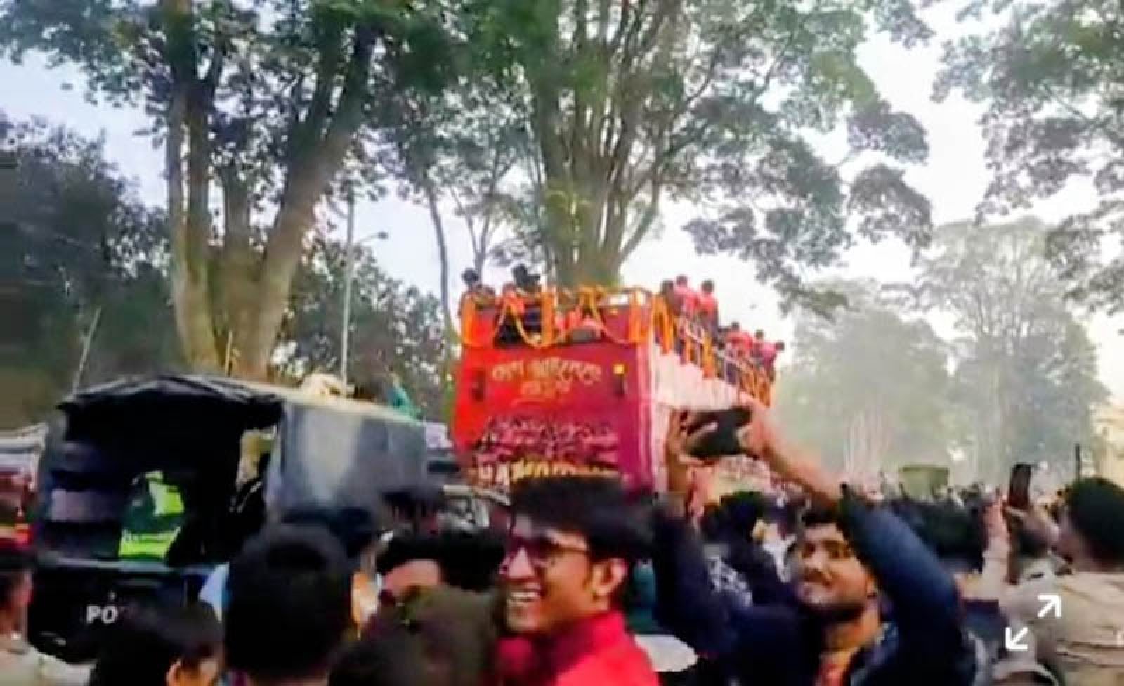 বিপিএল ট্রফি নিয়ে রাজশাহীতে শান্ত-মুশফিকরা ,রাজকীয় বিজয়যাত্রা