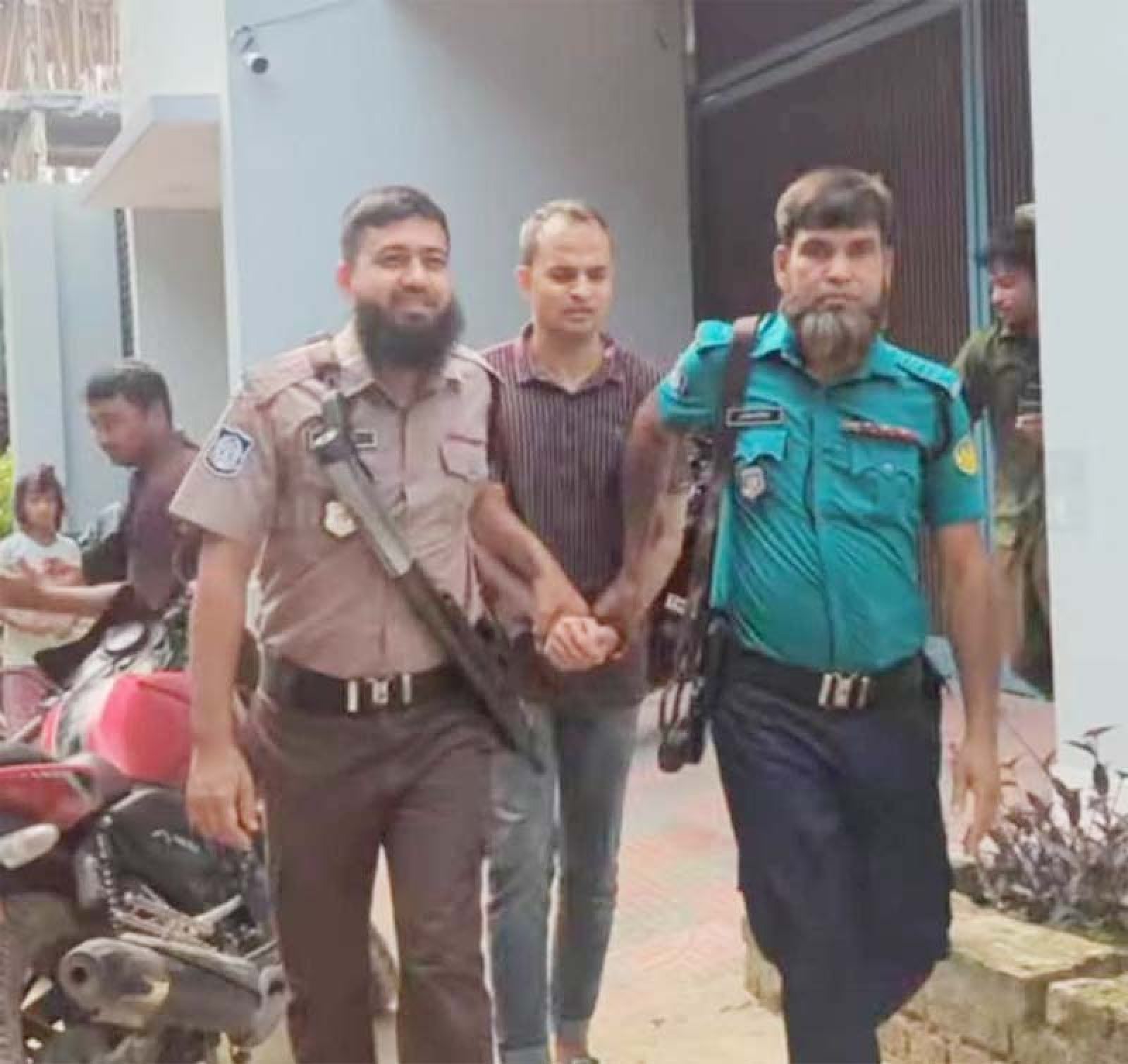 নারীসহ ফ্ল্যাটে সাবেক ওসি, দরজা ভেঙে দুজনকে থানায় নিল পুলিশ