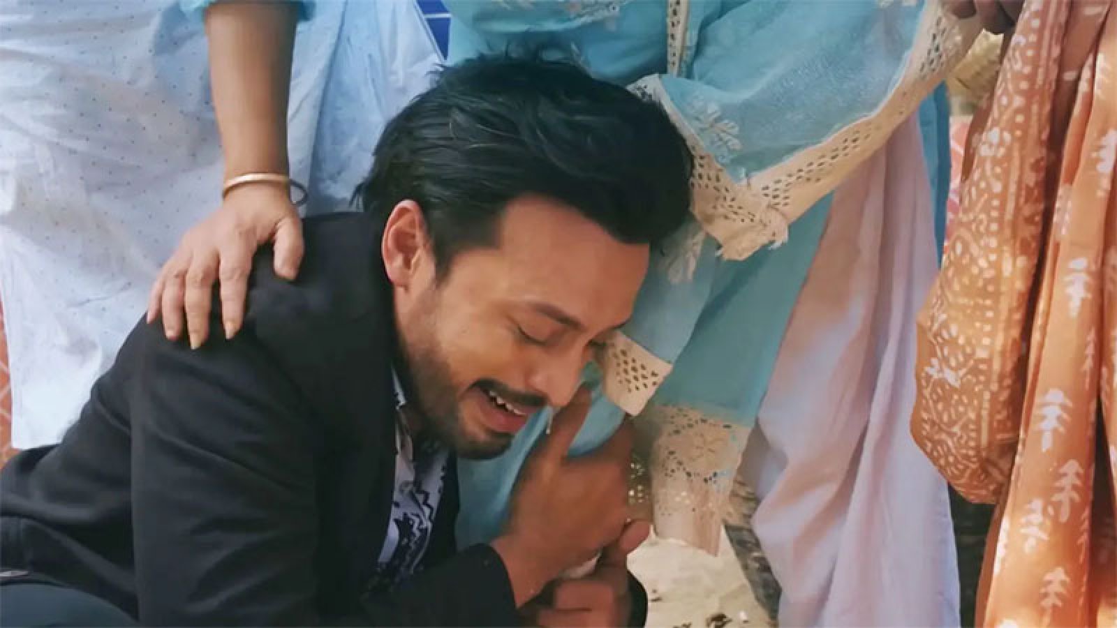 ‘এটা আমাদেরই গল্প’ দেখে কাঁদছেন দর্শকরা