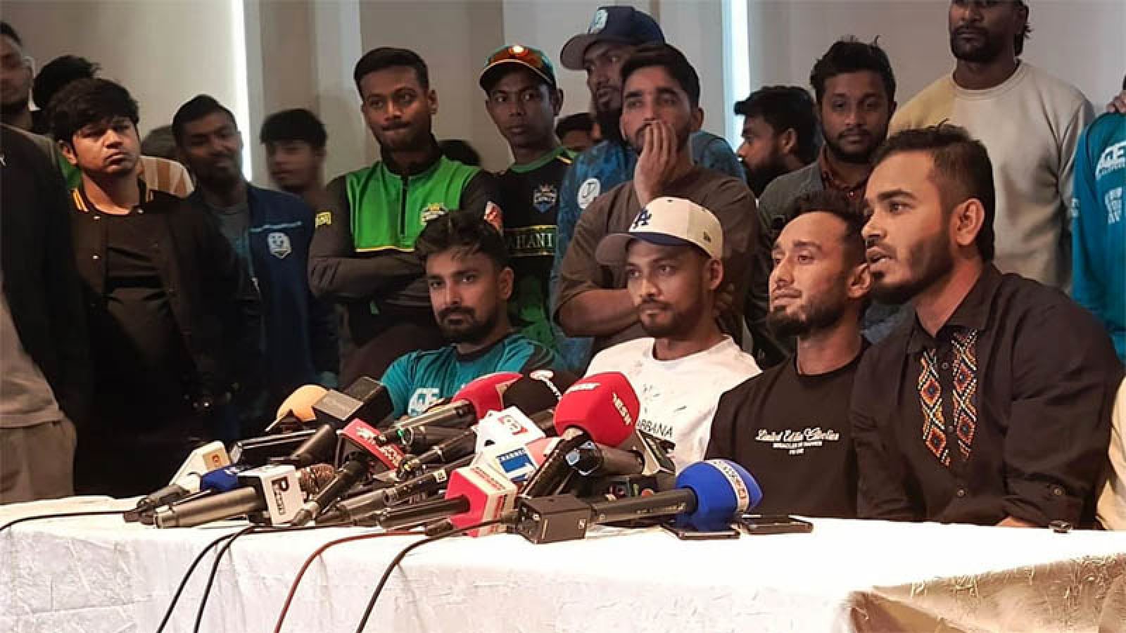 শর্ত সাপেক্ষে কাল থেকেই খেলায় ফিরতে রাজি ক্রিকেটাররা