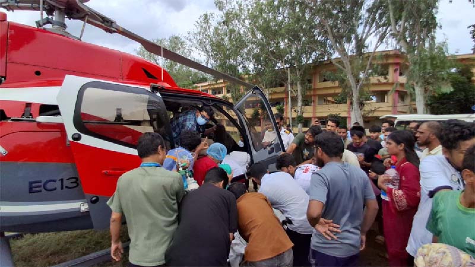 গুরুতর আহত রুয়েট শিক্ষার্থী রাফিদকে এয়ার অ্যাম্বুলেন্সে ঢাকায় পাঠাল প্রশাসন