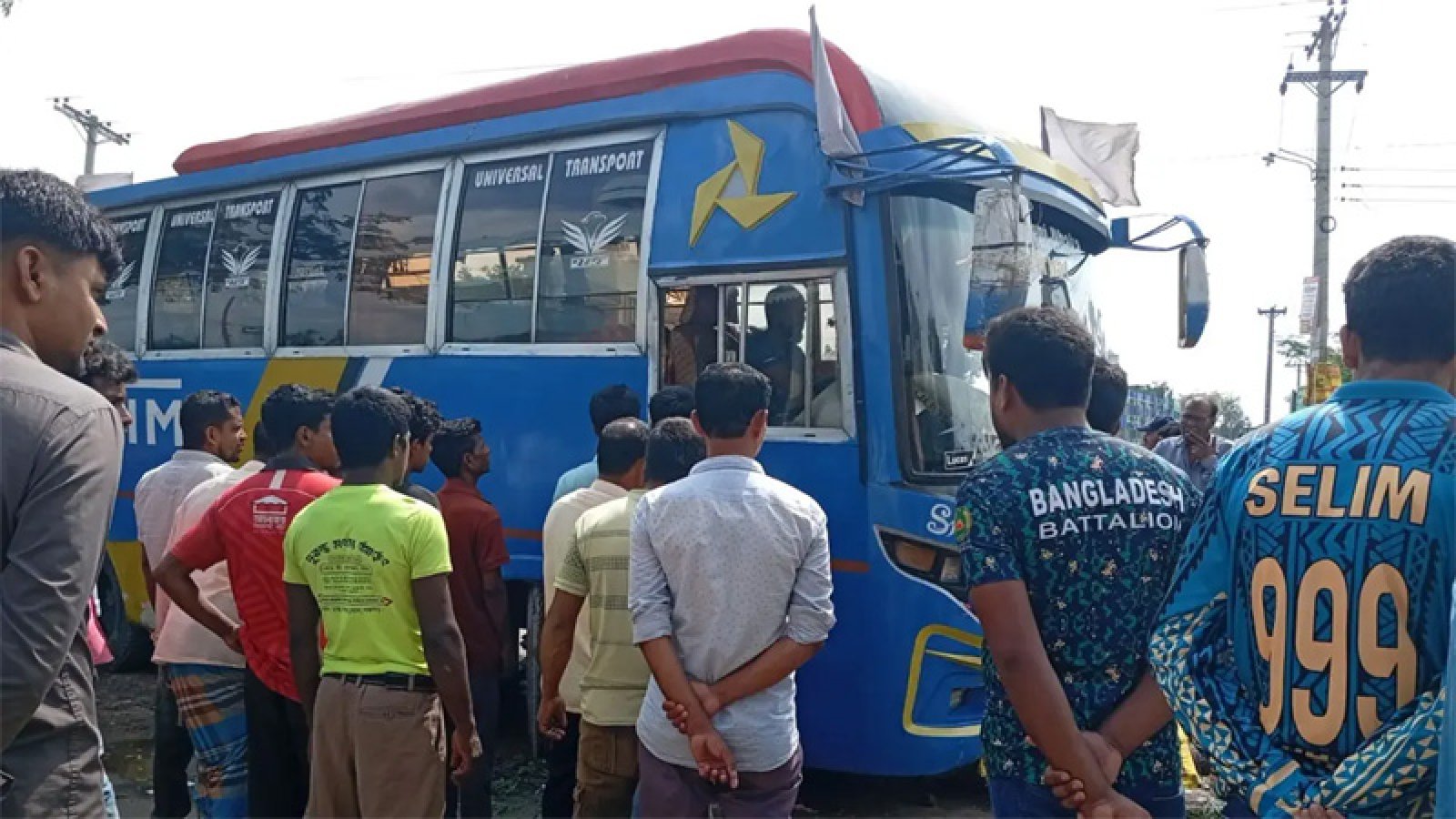 চলন্ত বাস থেকে পড়ে চাকায় পিষ্ট হয়ে প্রাণ গেল হেলপারের