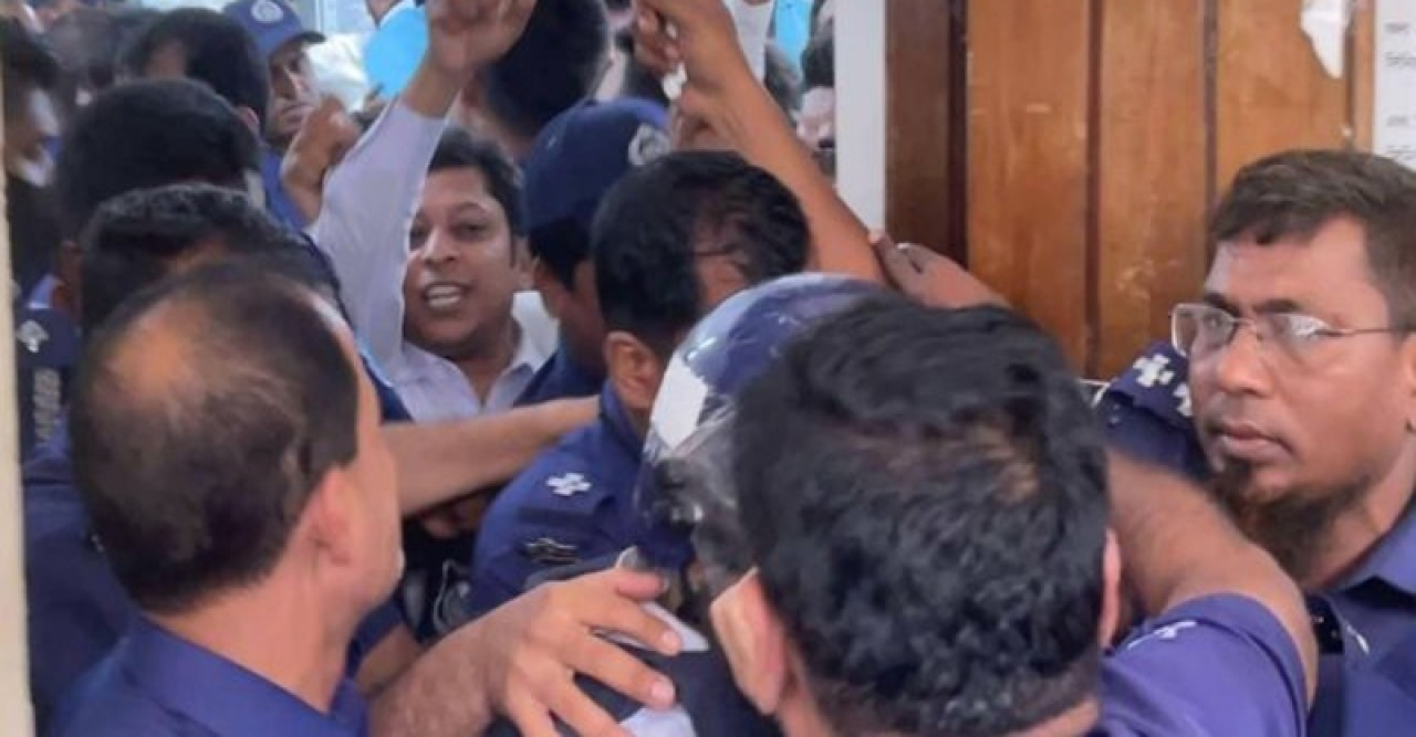 আদালতে সাবেক আইনমন্ত্রীকে কিলঘুষি