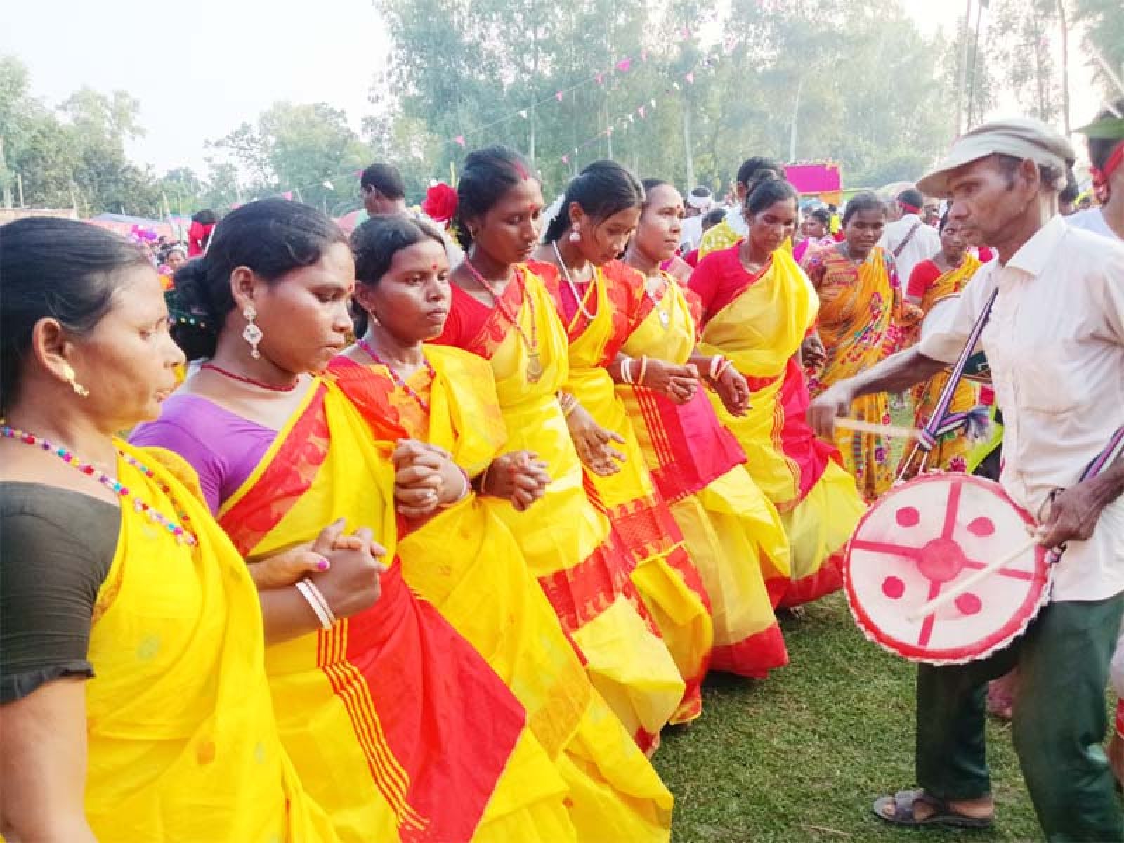 মহাদেবপুরে ঐতিহ্যবাহী কারাম উৎসব, ভাষা-সংস্কৃতি রক্ষায় সম্মিলিত উদ্যোগের আহ্বান