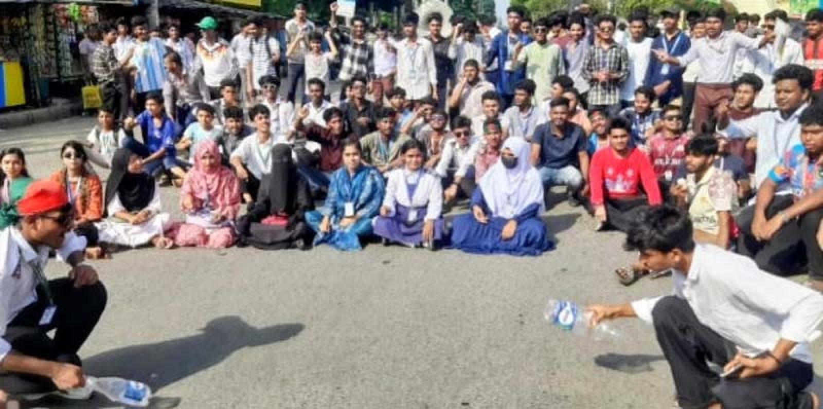 শিক্ষামন্ত্রীর পদত্যাগের দাবিতে রাজশাহীতে আগুন জ্বালিয়ে সড়ক অবরোধ