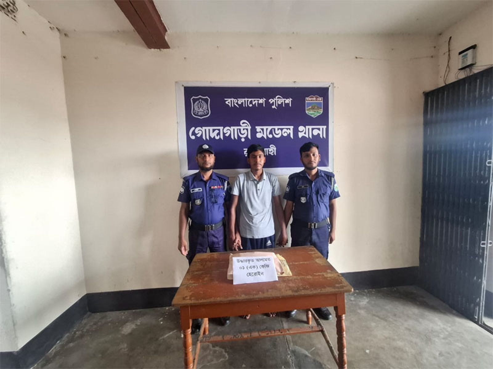 গোদাগাড়ীতে এক কোটি টাকার হেরোইনসহ কিশোর আটক