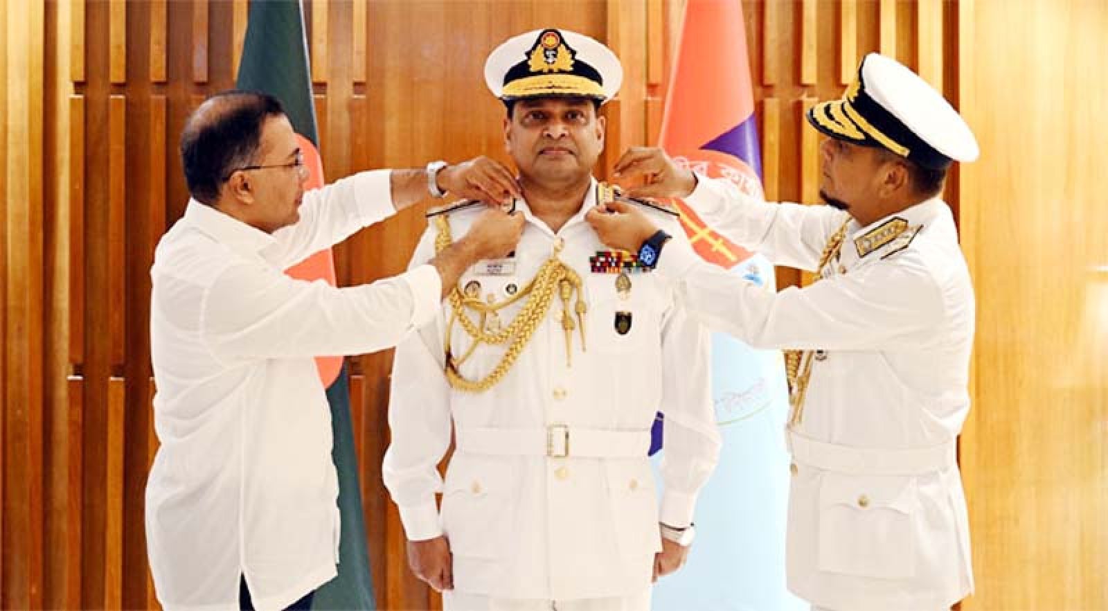 নবনিযুক্ত নৌপ্রধানকে ভাইস অ্যাডমিরাল র‍্যাংক ব্যাজ পরালেন প্রধানমন্ত্রী