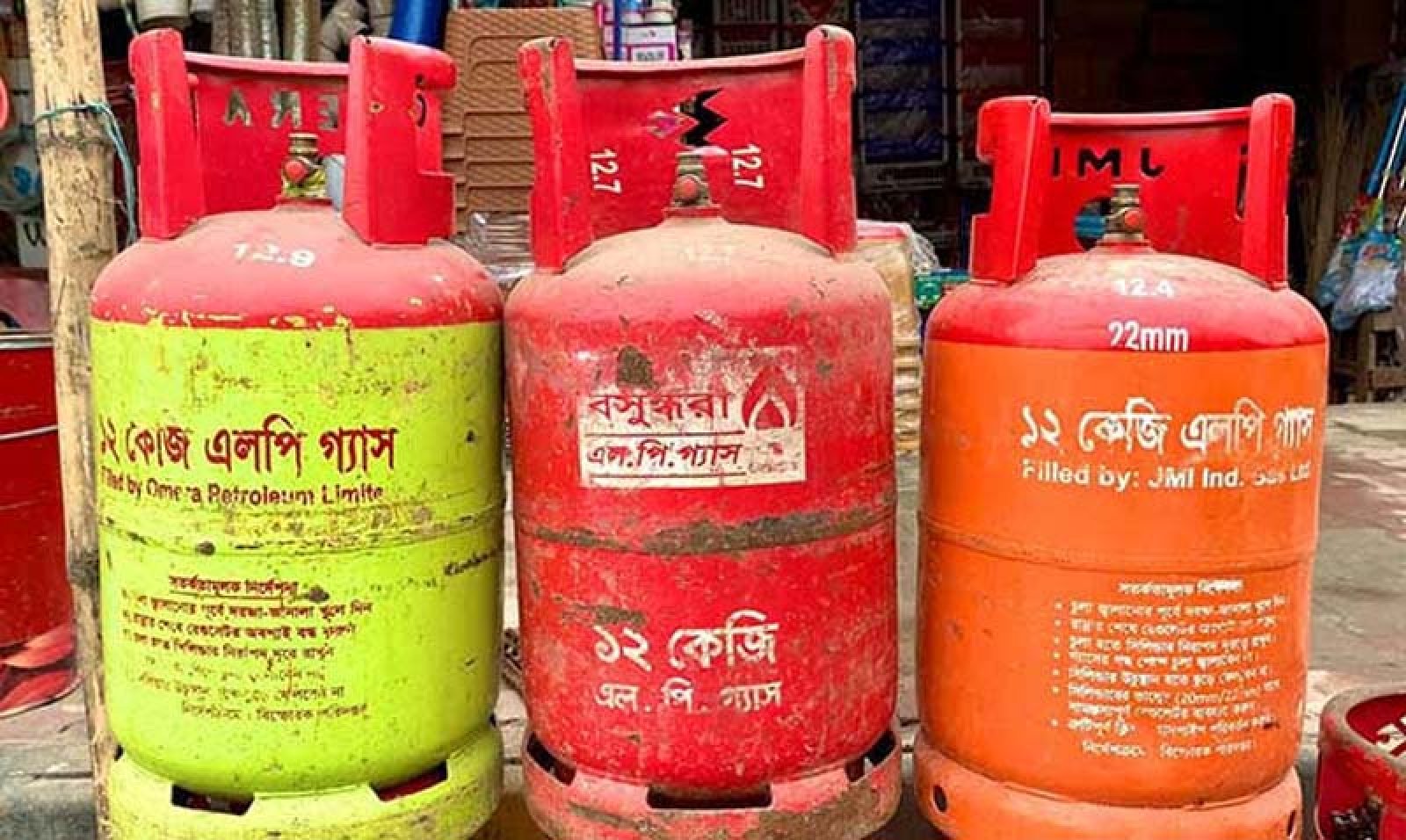 রাজশাহীতে এলপিজি সংকট-মূল্যবৃদ্ধিঃ বিপাকে সাধারণ ক্রেতা, ঝুঁকছেন বিকল্প জ্বালানির দিকে