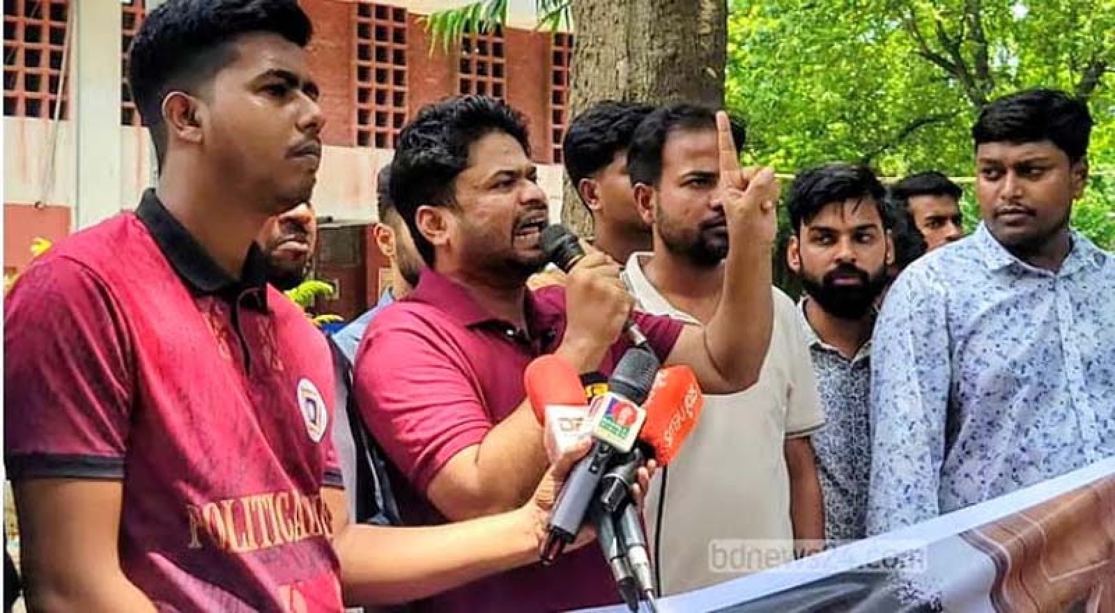 একাত্তরের জামায়াত- শিবিরের অপকর্মের সংরক্ষিত তথ্য মুছে ফেলতে লাইব্রেরিতে হামলা