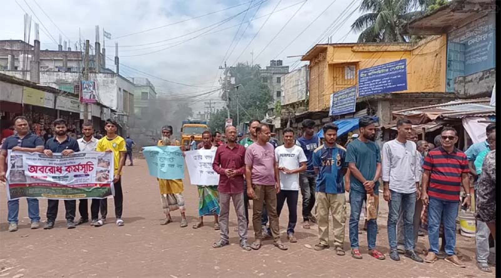 বদলগাছীতে চৌরাস্তার মোড়ে গোলচত্বর নির্মাণসহ দ্রুত কাজ শুরুর দাবিতে দুই ঘণ্টার অবরোধ