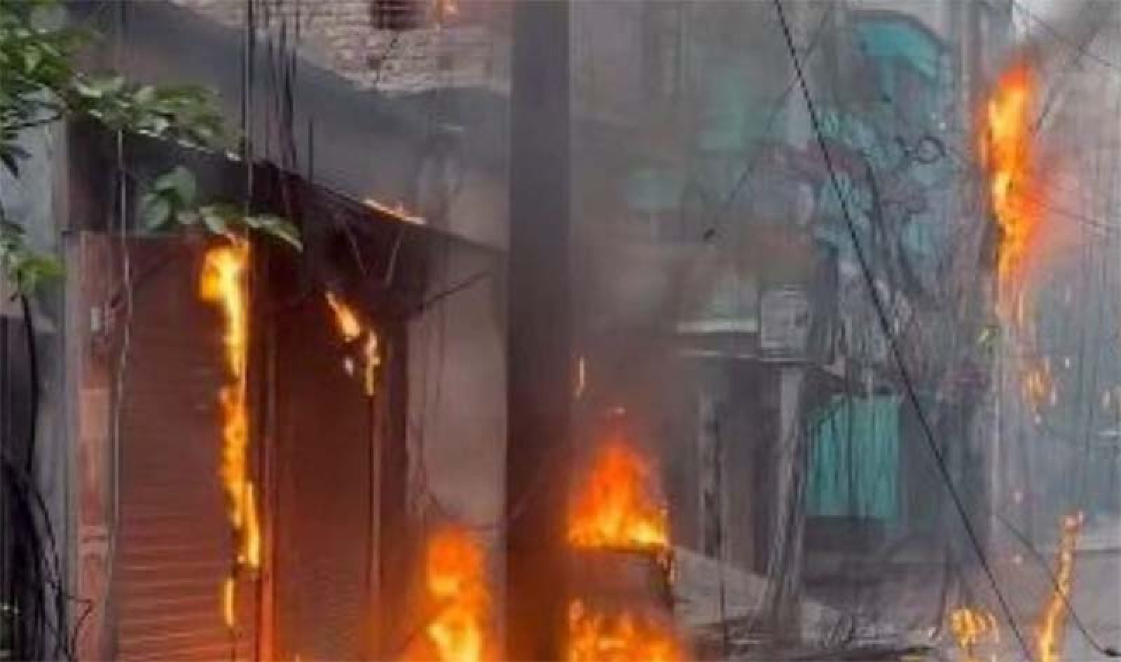 রাজশাহীতে বৈদ্যুতিক খুঁটিতে আগুন, পুড়েছে বিদ্যুৎ-ইন্টারনেট-ডিসের তার