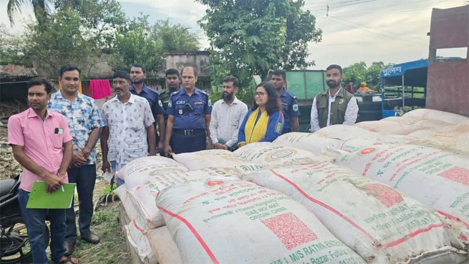 গোদাগাড়ীতে অবৈধ সার মজুদের দায়ে কীটনাশক ব্যবসায়ীকে ৫০ হাজার টাকা জরিমানা, ১৩২ বস্তা সার জব্দ