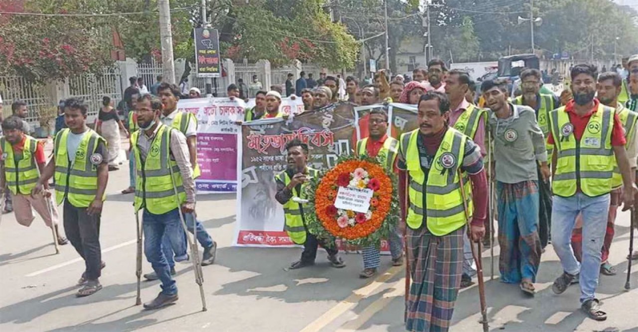 স্ক্র্যাচে ভর দিয়ে শহীদ মিনারে শ্রদ্ধা, প্রতিবন্ধী অটোরিকশা চালকরা
