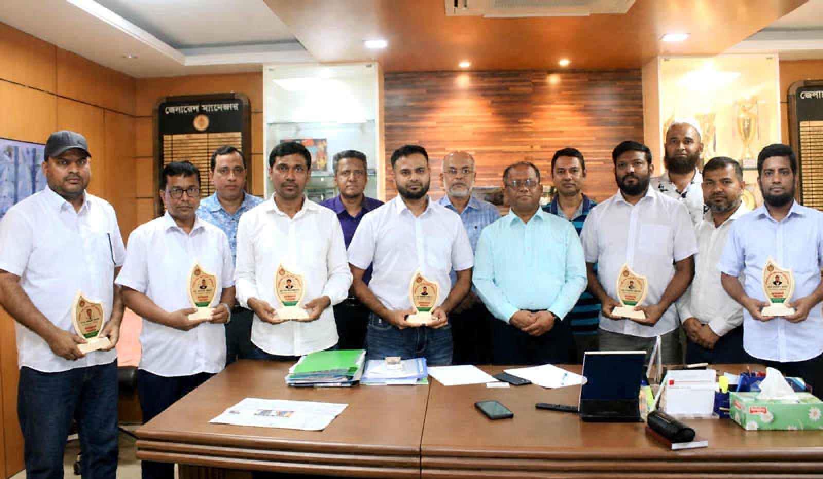 হামলা-ভাঙচুরের মধ্যেও বুকিং কাউন্টারের নগদ অর্থ রক্ষা, ৬ বুকিং সহকারী সম্মাননা