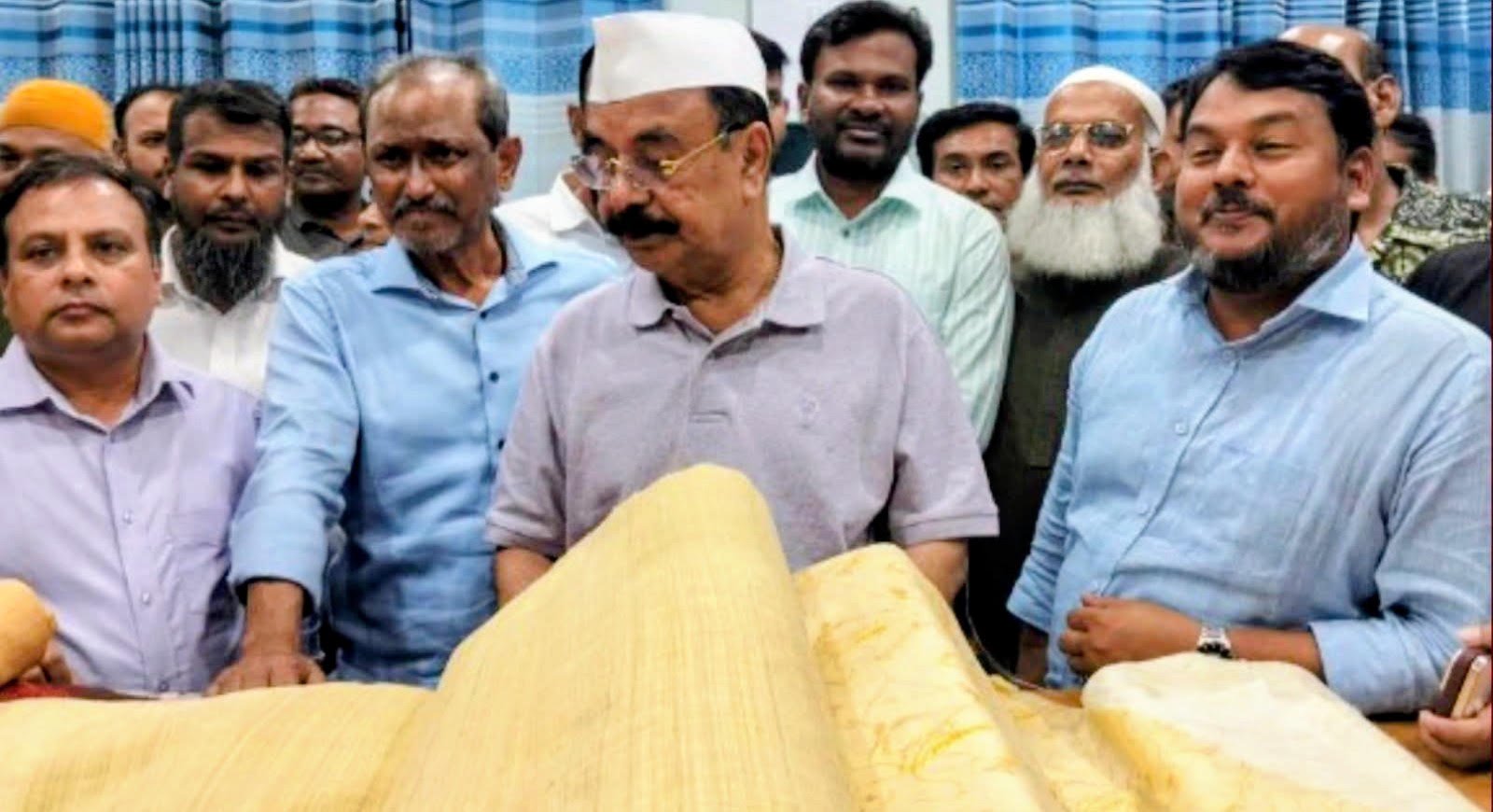রাজশাহীর রেশমের টানে শোরুমে গয়েশ্বর চন্দ্র রায়, কিনলেন ৫০ হাজার টাকার রেশম বস্ত্র