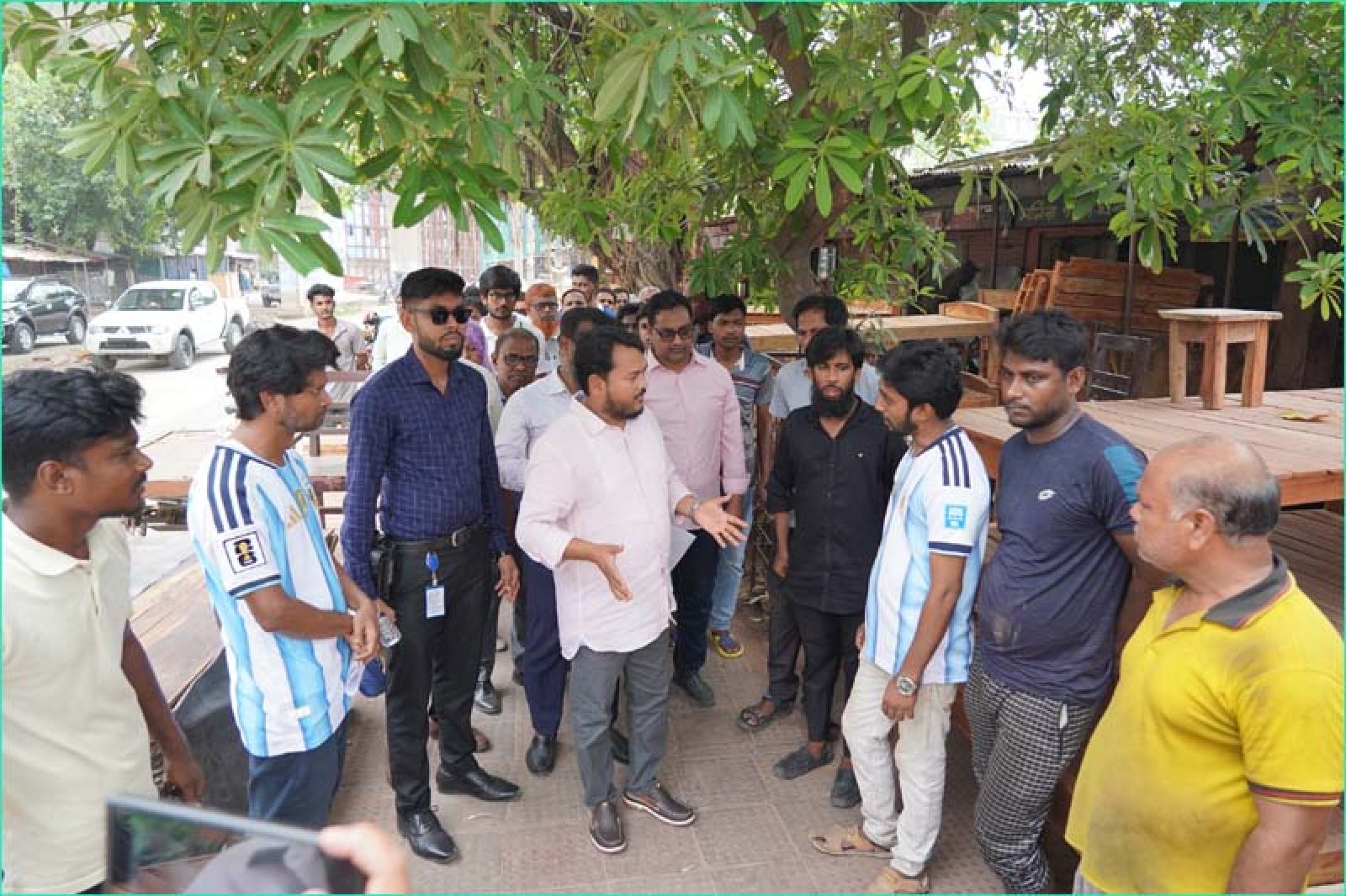 ফুটপাত দখলমুক্ত রাখতে ব্যবসায়ীদের  সহযোগিতা চাইলেন রাসিক প্রশাসক