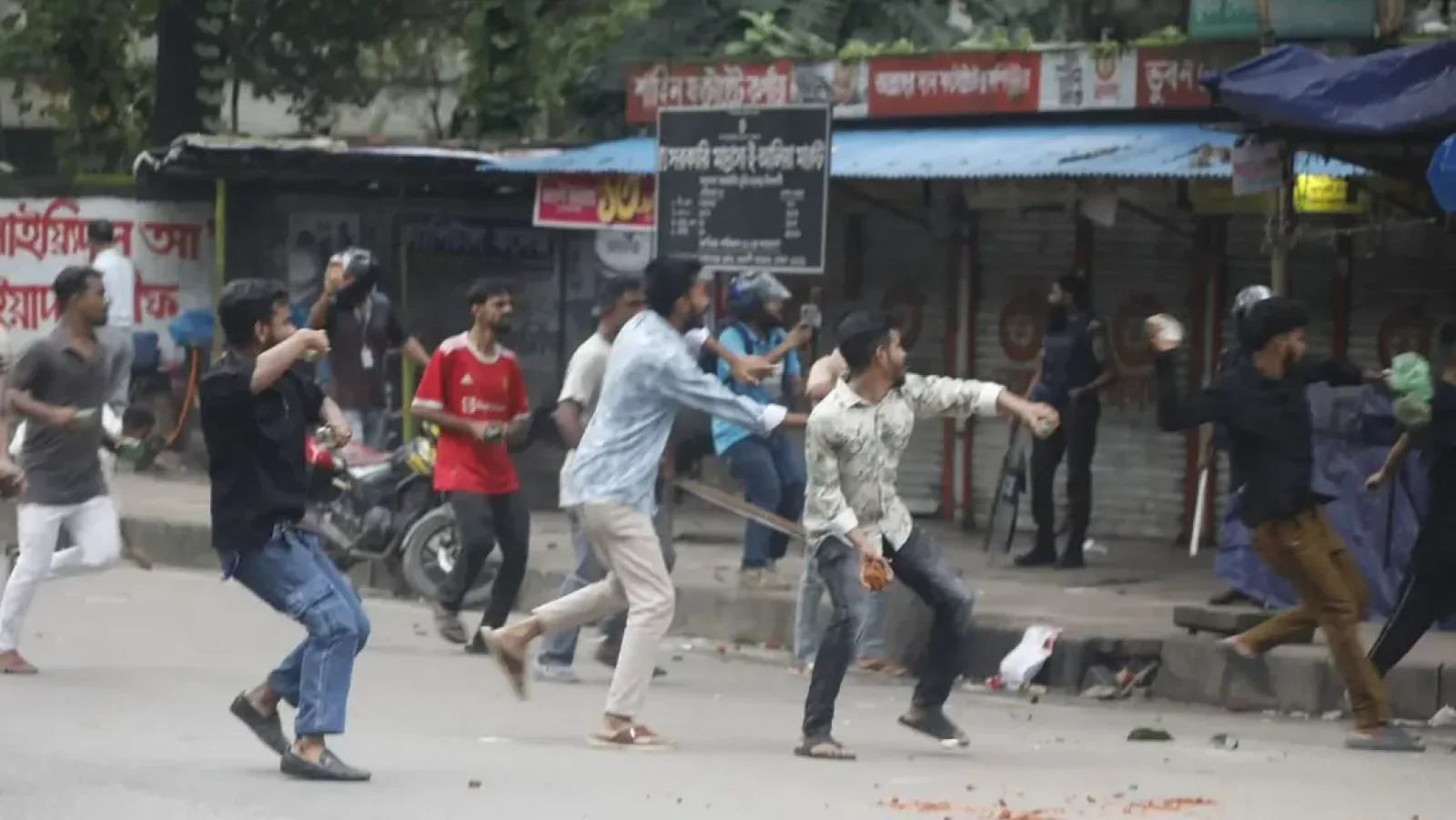 জবি, ঢাকা কলেজ ও আলিয়া মাদ্রাসায় ছাত্রদল-শিবির সংঘর্ষ: আহত অন্তত ২০