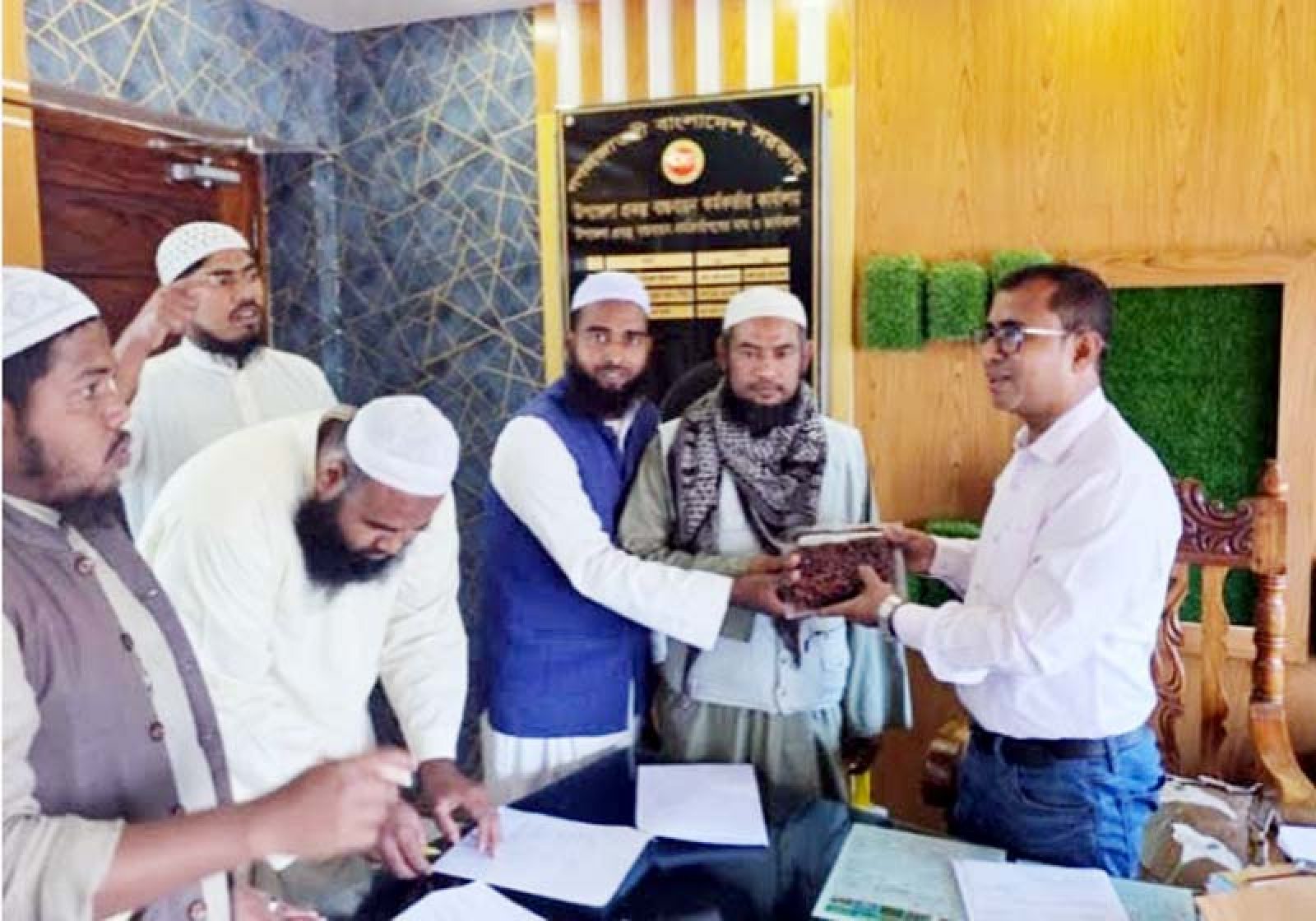 নিয়ামতপুরে সরকারি বরাদ্দের খেজুর বিতরণ