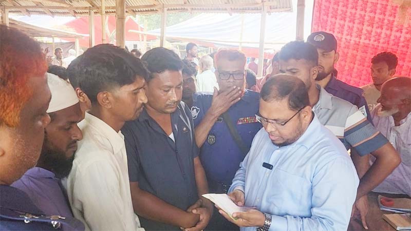 বোদায় অবৈধ সার মজুদ করে অতিরিক্ত দামে বিক্রির অভিযোগে ব্যবসায়ীকে ১০ হাজার টাকা জরিমানা