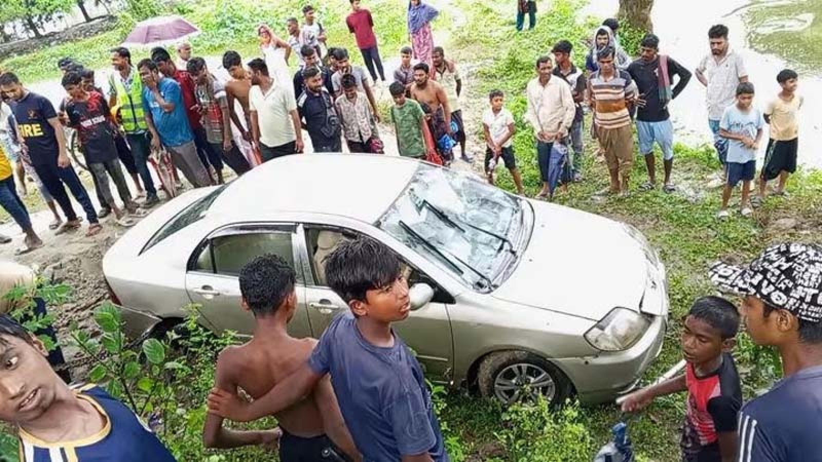 রাজশাহীতে নিয়ন্ত্রণ হারিয়ে খাদের পানিতে প্রাইভেট কার