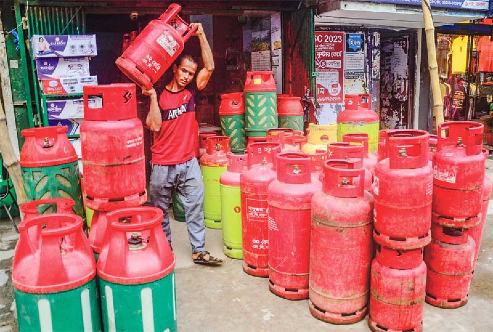 দেশে এলপি গ্যাসের কোনো সংকট নেই : তথ্য উপদেষ্টা
