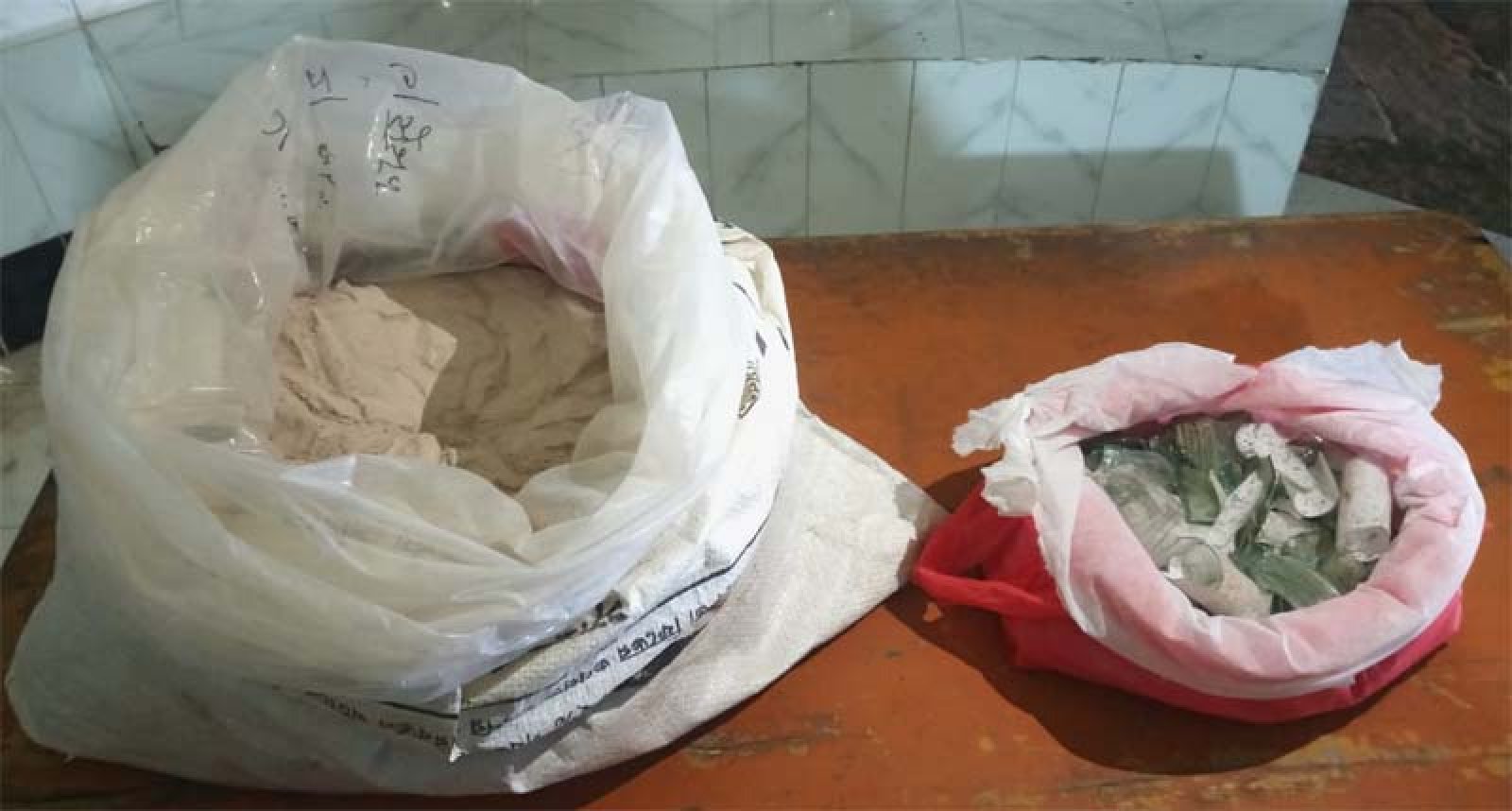 গোদাগাড়ীতে সাড়ে ১২কেজি পাউডার ও কাঁচের গুঁড়া উদ্ধার করেছে র‌্যাব-৫