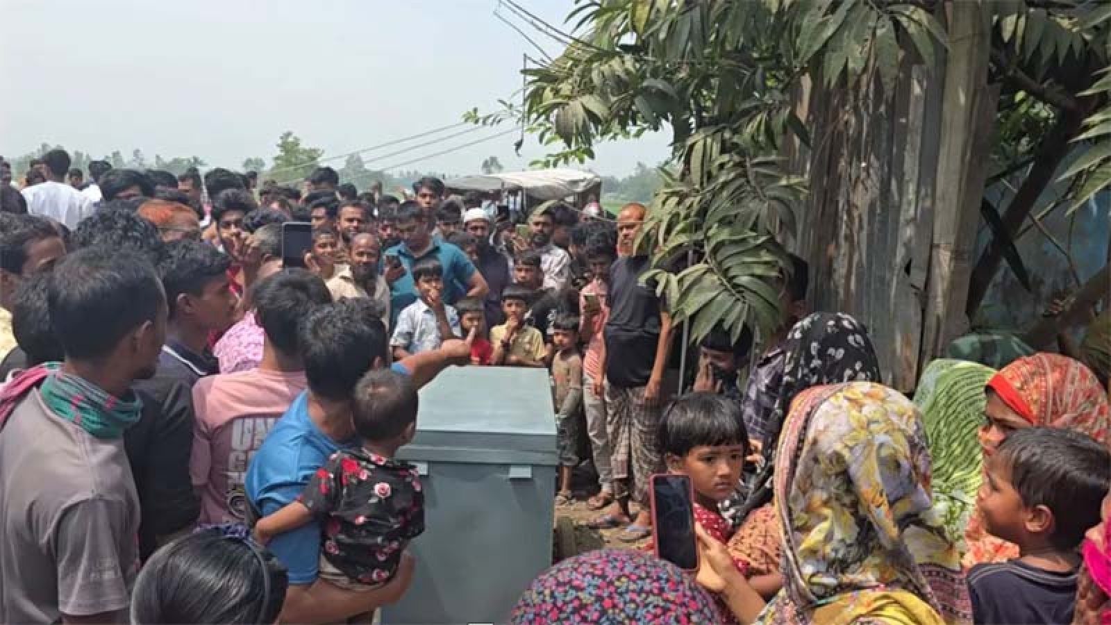 রাস্তার পাশে ফেলে রাখা ট্রাংকে মিলল নারীর মরদেহ