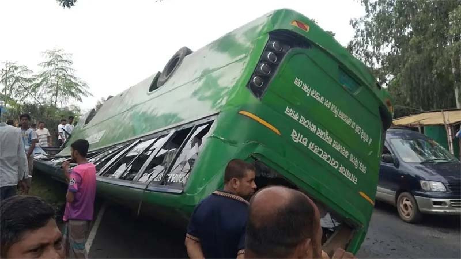 যাত্রীবাহী বাস নিয়ন্ত্রণ হারিয়ে নিহত ১, আহত ৬