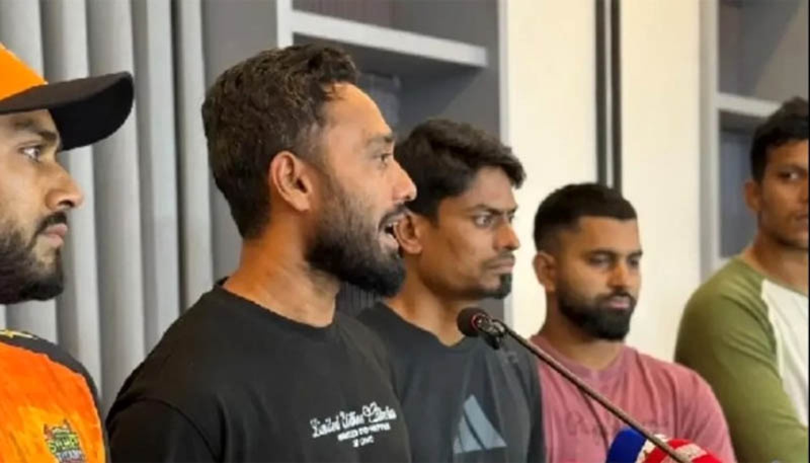 নাজমুলের পদত্যাগের দাবিতে জড়ো হচ্ছেন ক্রিকেটাররা