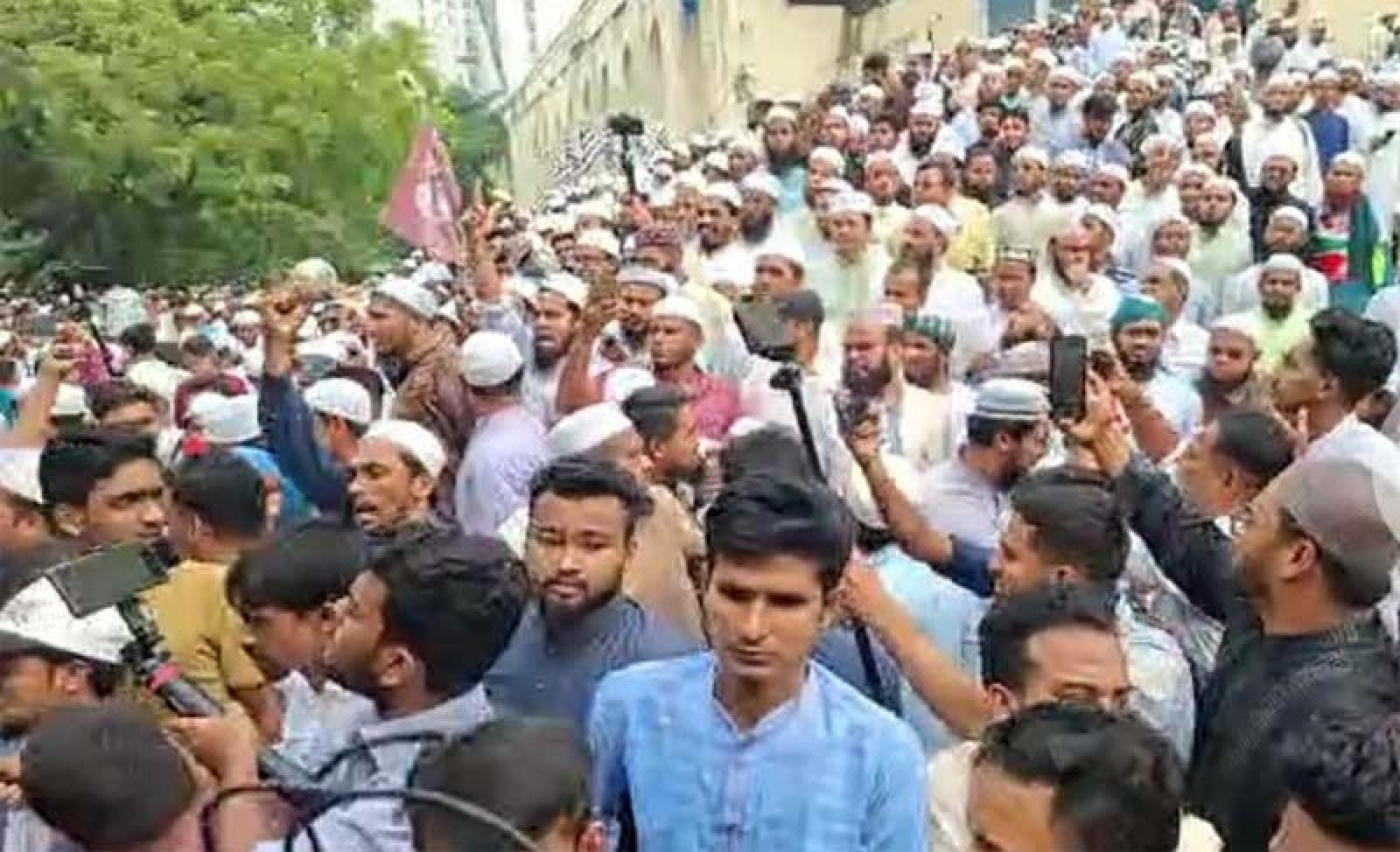 বায়তুল মোকাররমে পরিস্থিতি উত্তপ্ত: স্লোগানে প্রকম্পিত প্রাঙ্গণ, মোতায়েন অতিরিক্ত পুলিশ