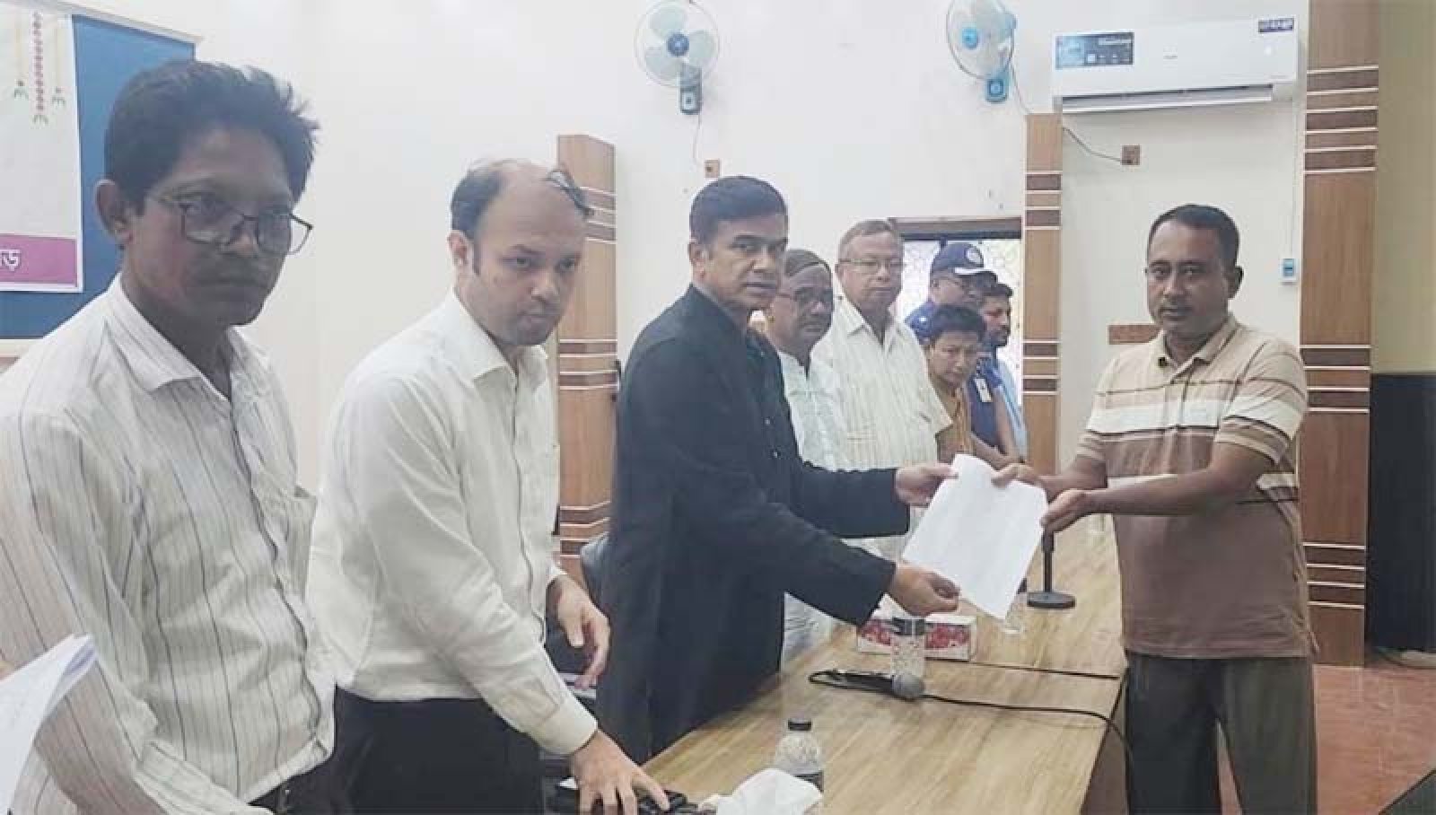 বোদা উপজেলার দুর্গাপূজার মণ্ডপে জিআর চাল বিতরণ করলেন  : প্রতিমন্ত্রী আজাদ