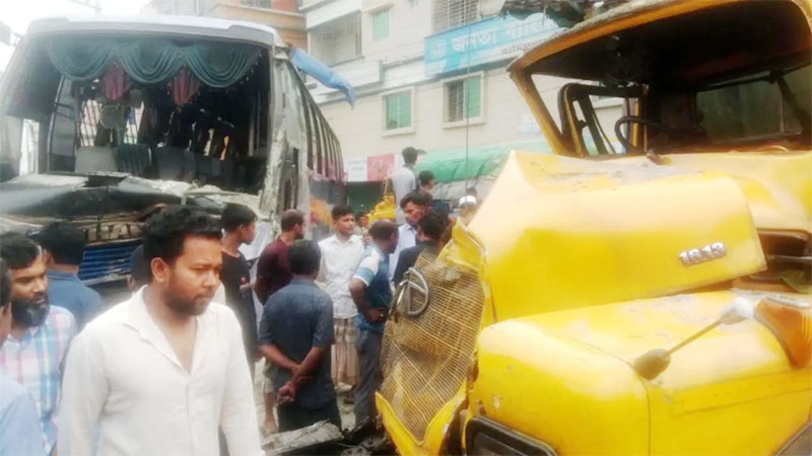 বাস - ট্রাকের সংঘর্ষ, নিহত ২