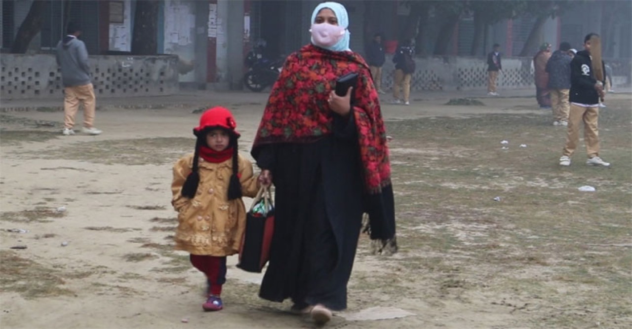 নওগাঁয় মৃদু শৈত্য প্রবাহের মাঝেও চলছে বিদ্যালয়