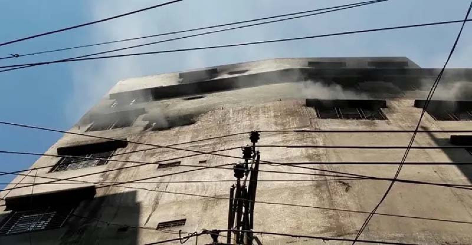 ২১ ঘণ্টা পরও ভবনে ধোঁয়া, ভেঙে পড়ছে কাচ