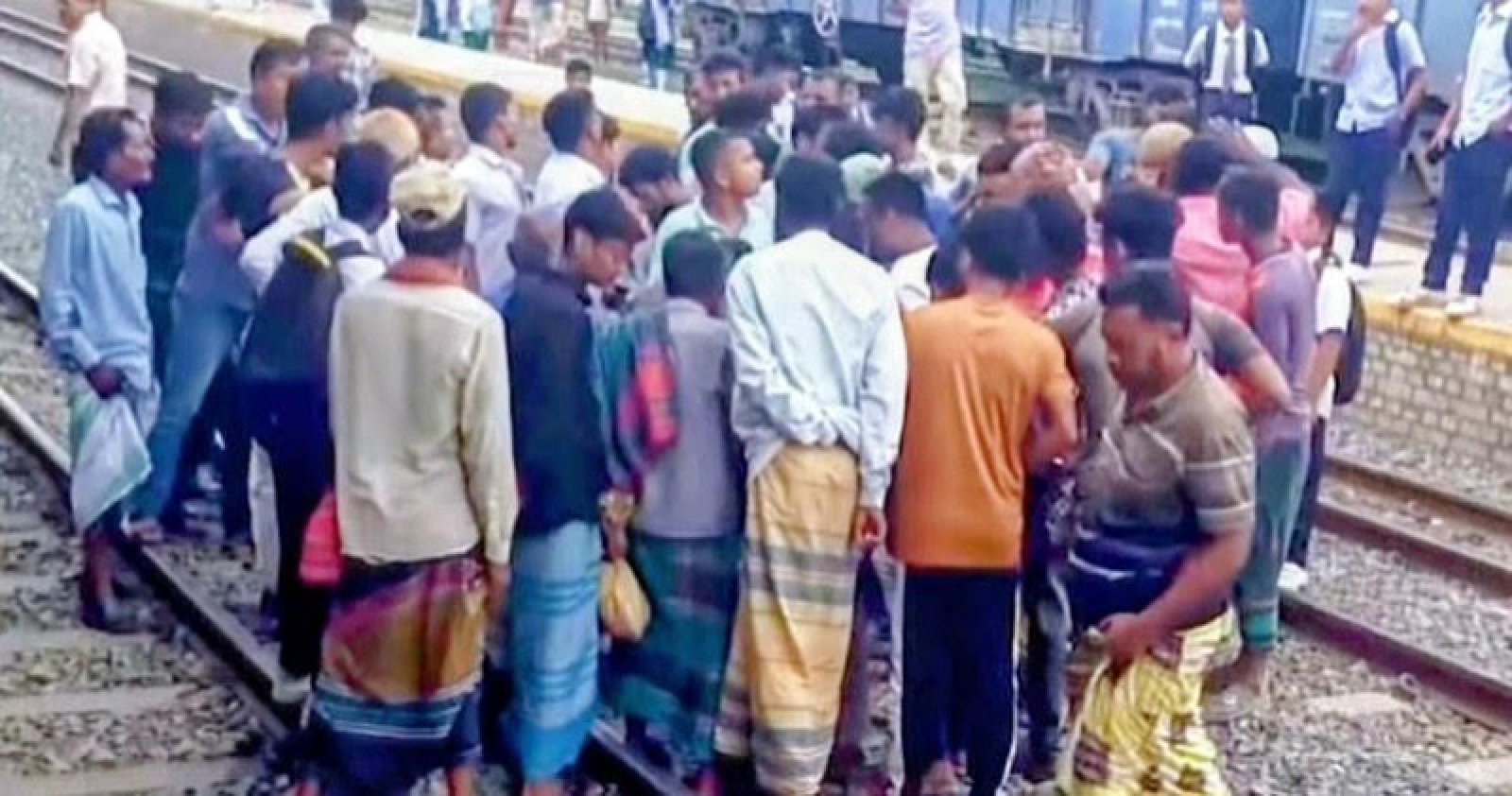 চলন্ত ট্রেনে মাথা বের করেছিলেন যাত্রী!!,ব্রীজের খুৃটির ধাক্কায় মৃত্যু