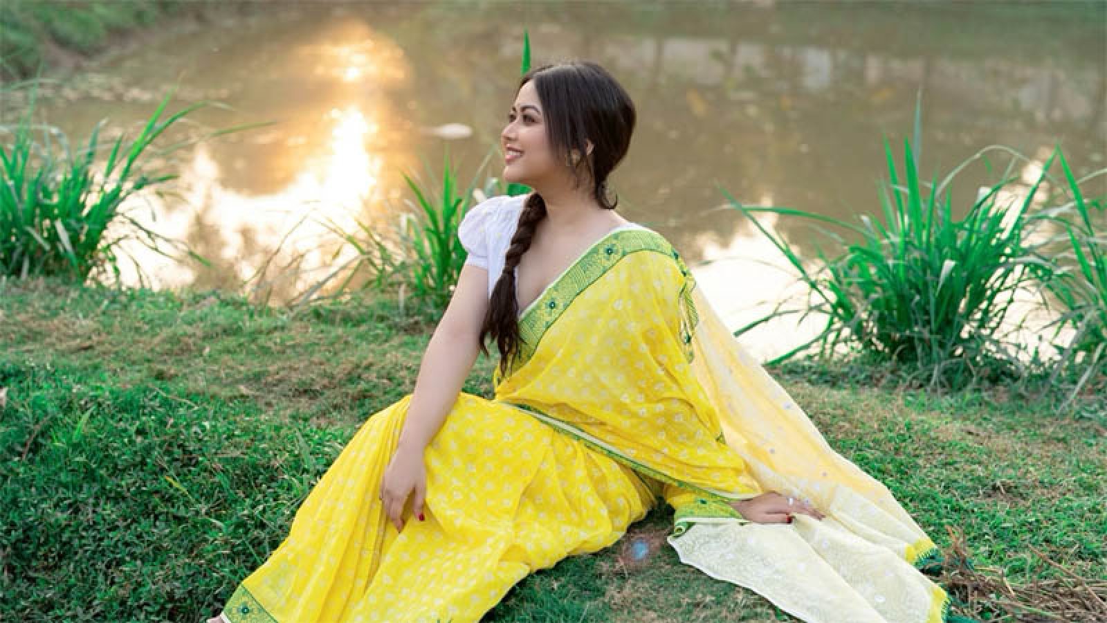 পুকুর পাড়ে হলুদ শাড়িতে ধরা দিলেন ভাবনা